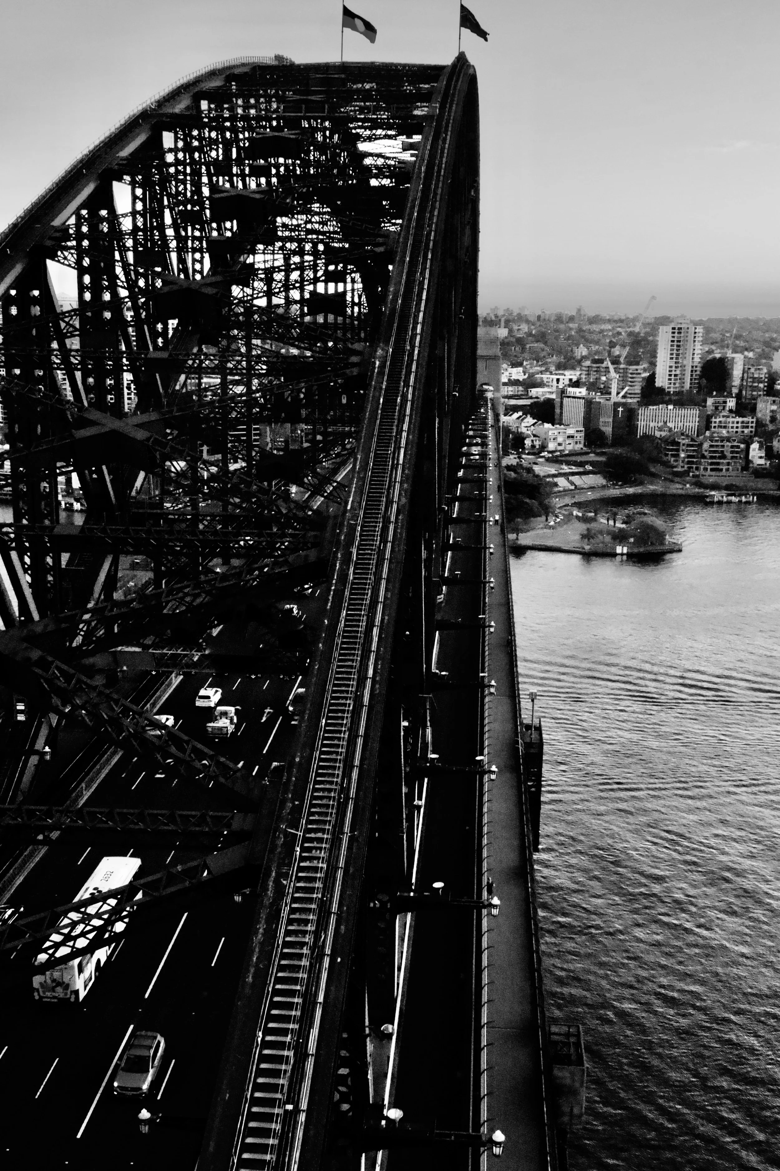 harbour bridge black wh.jpg