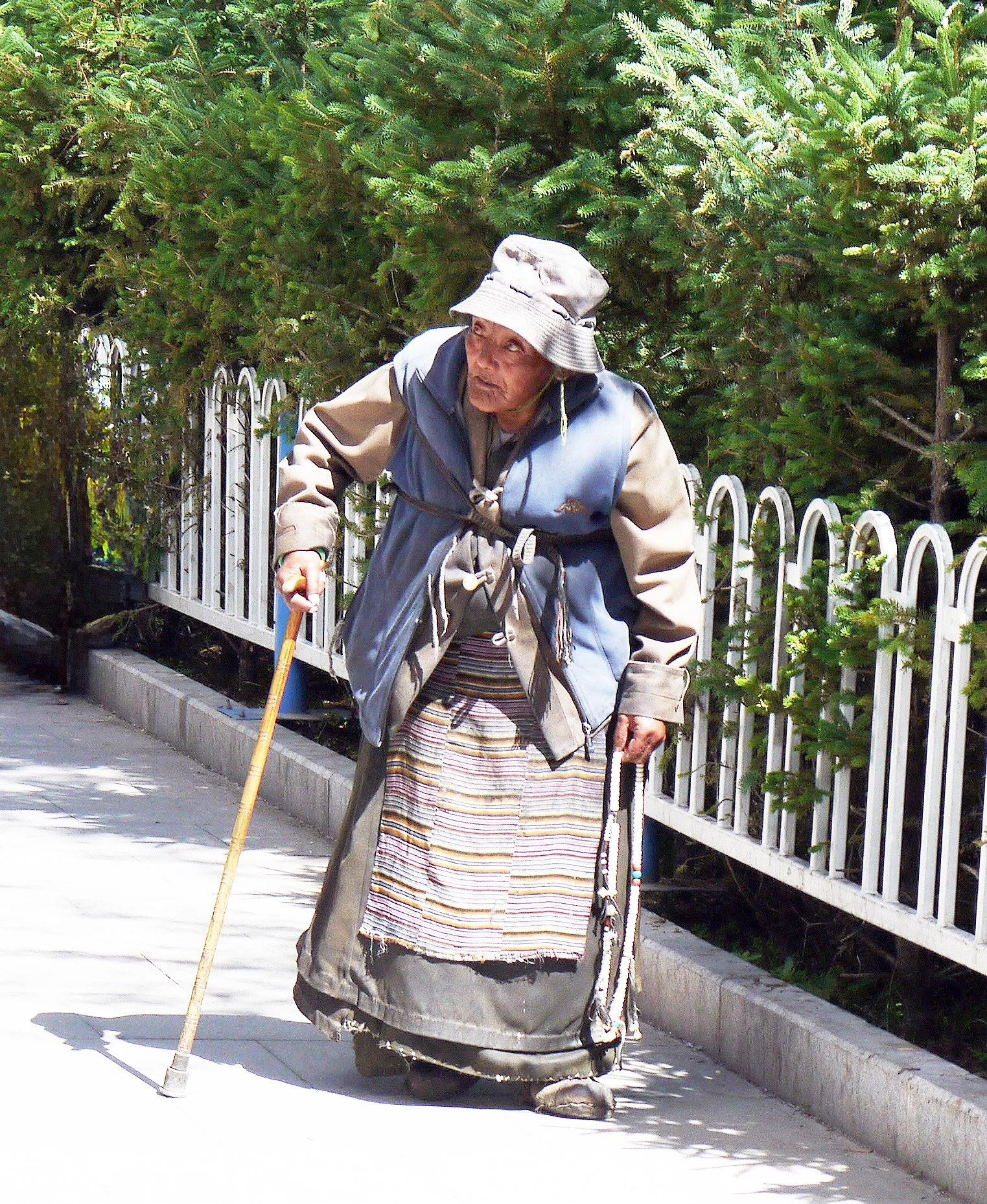 tibetian old woman.jpg