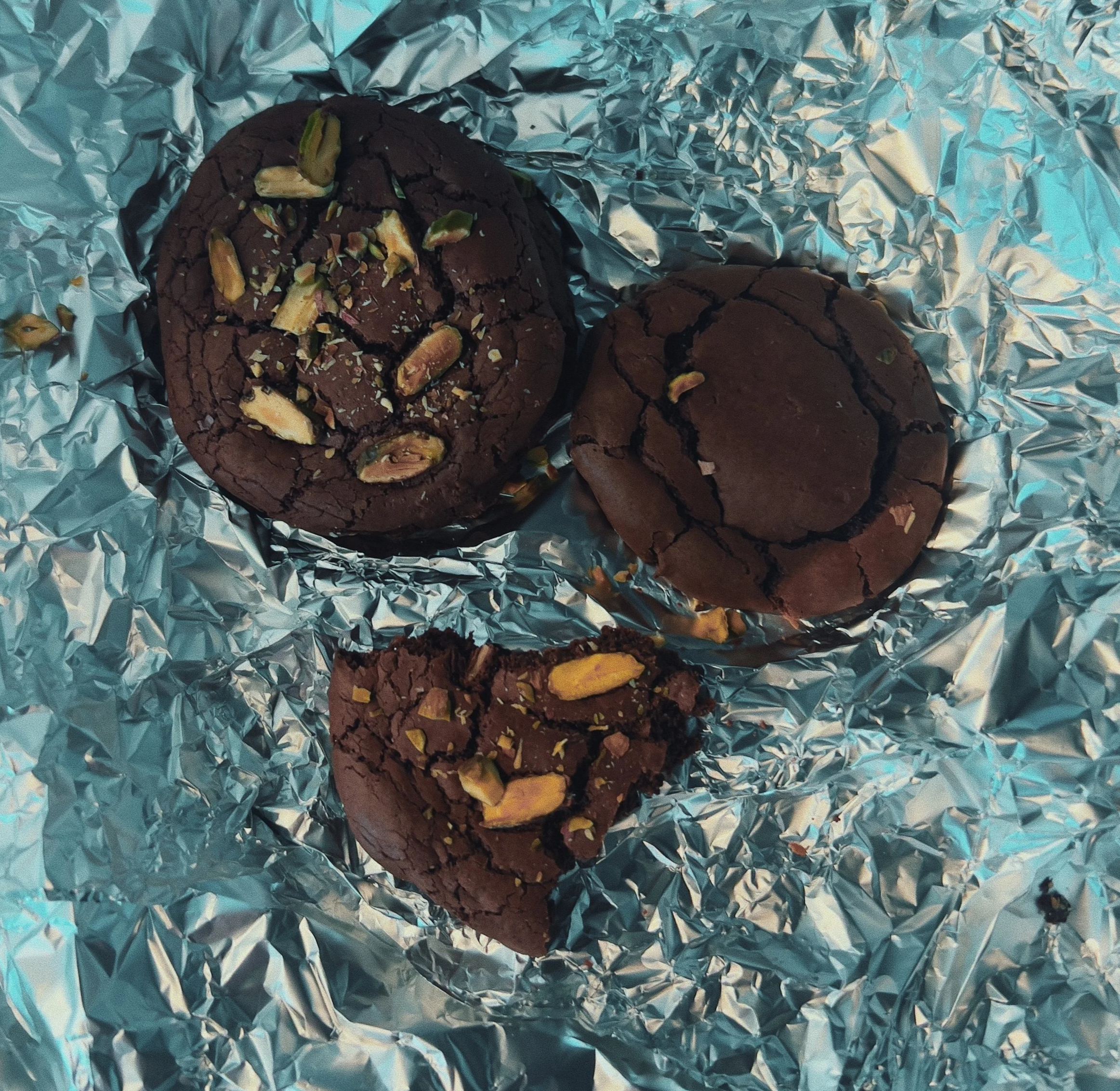 A surf & turf dish with fish, asparagus and bacon