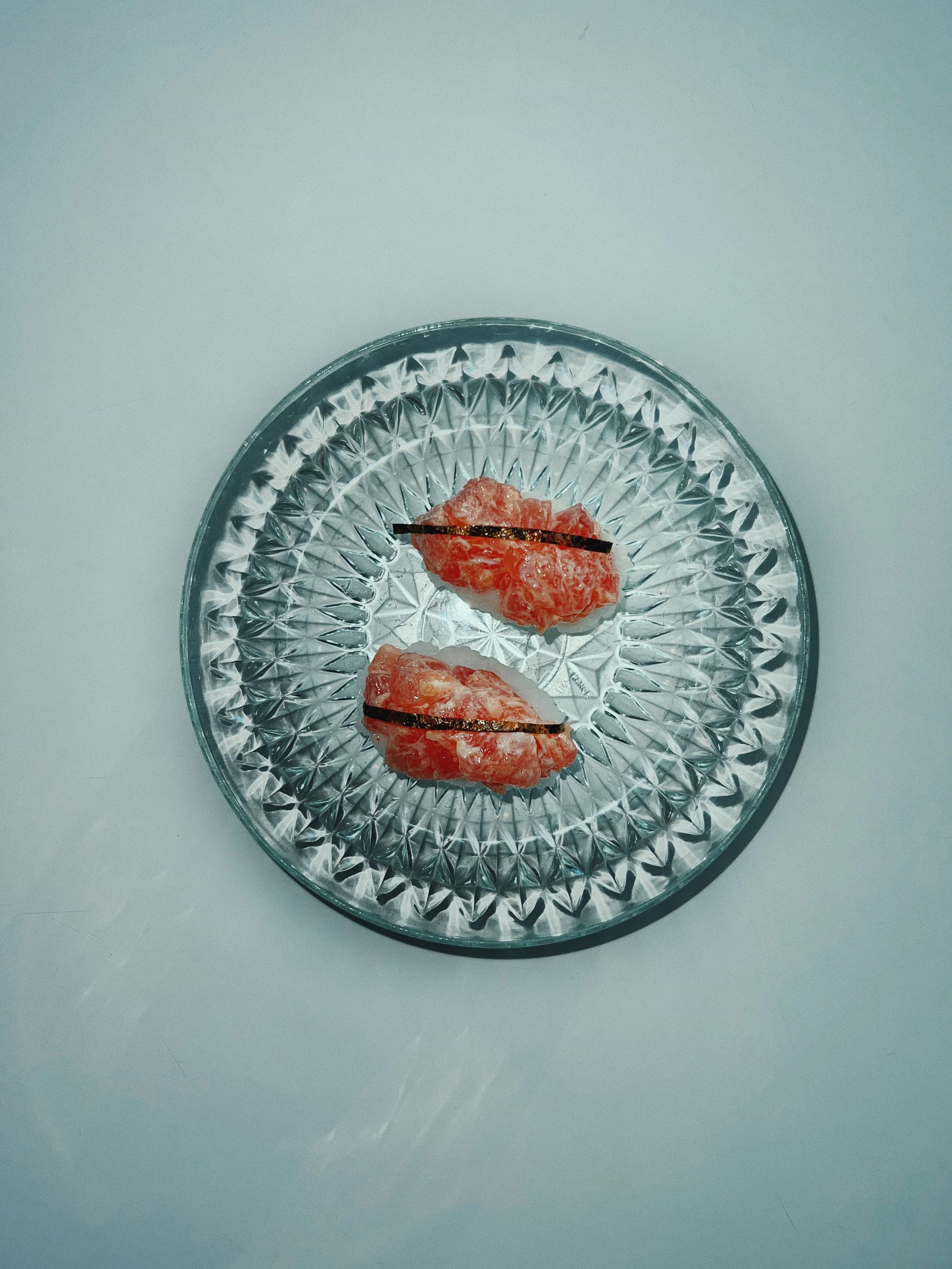 Sushi with spicy tuna tartare and nori