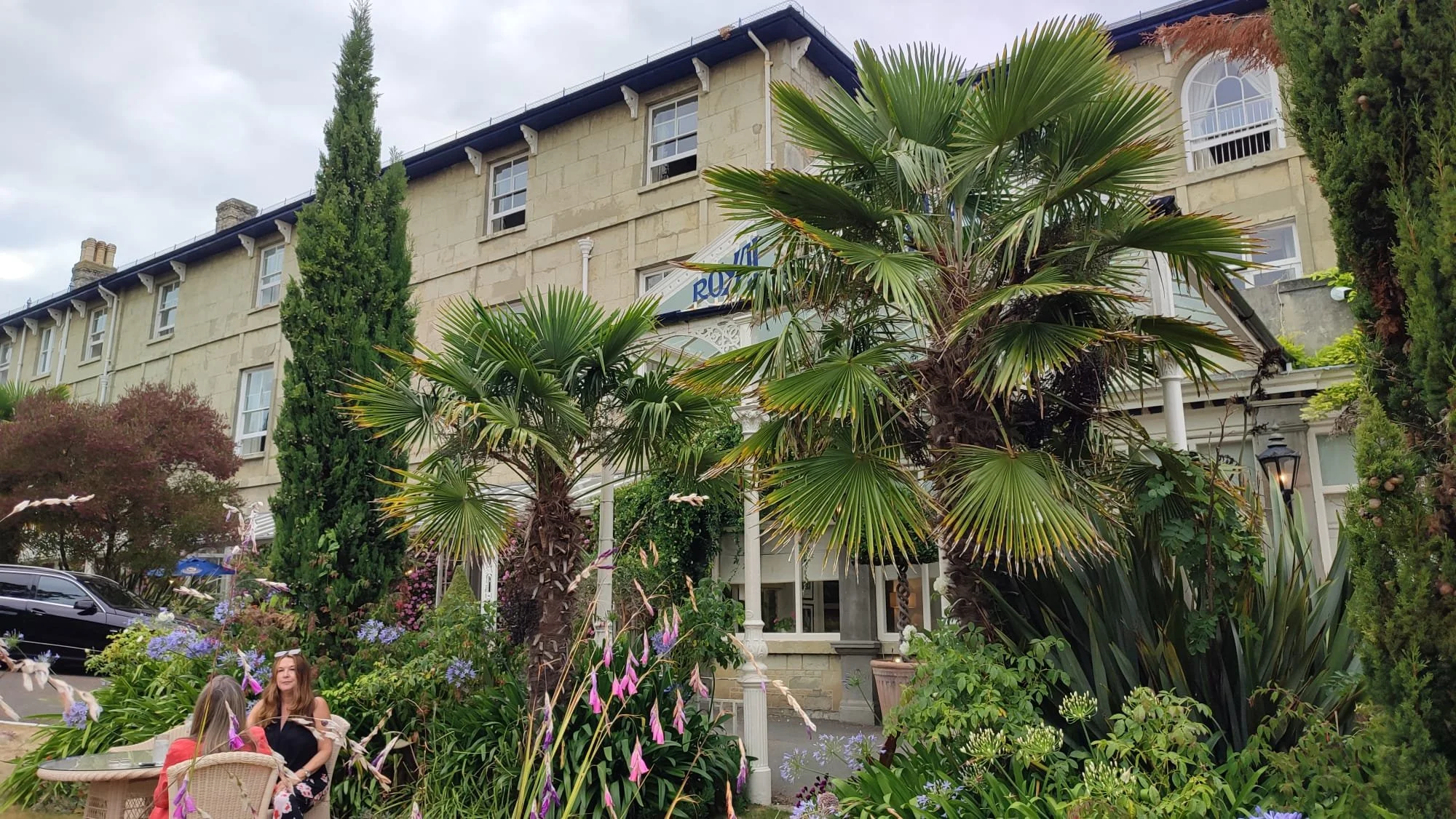 Eat, Drink & Stay-The Royal. Ventnor accommodation-photo no 1.jpg