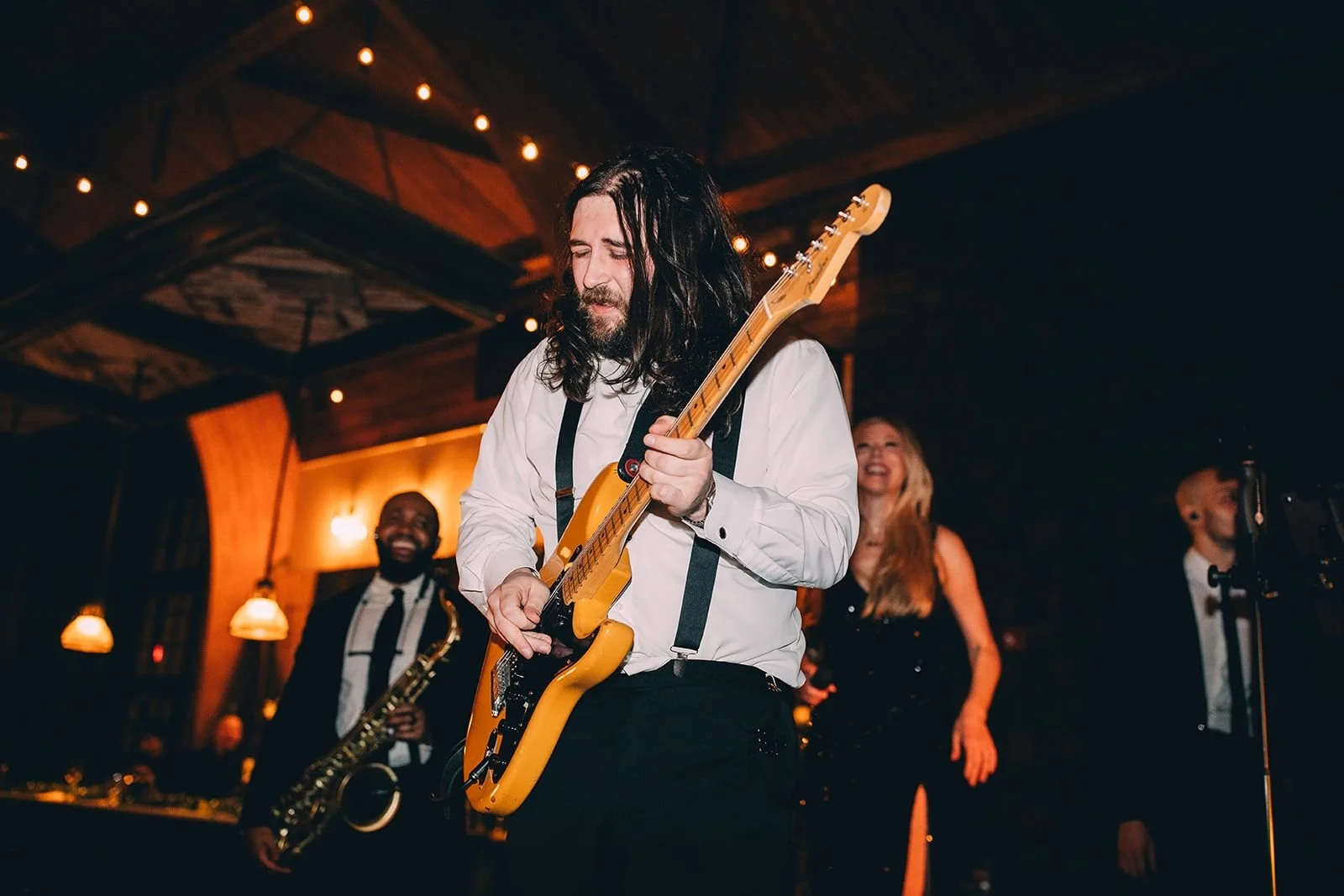 cedar-lakes-estate-wedding-live-band-with-groomsmen-guitarist.jpg.jpg