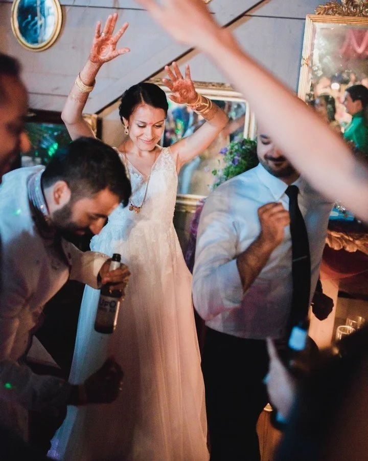 One thing couples often forget to plan is time.

Time to greet guests.
Time to enjoy cocktail hour.
Time to sit down and take in the moment together.

Wedding timelines can easily become packed with activities, photos, and transitions.

For couples p