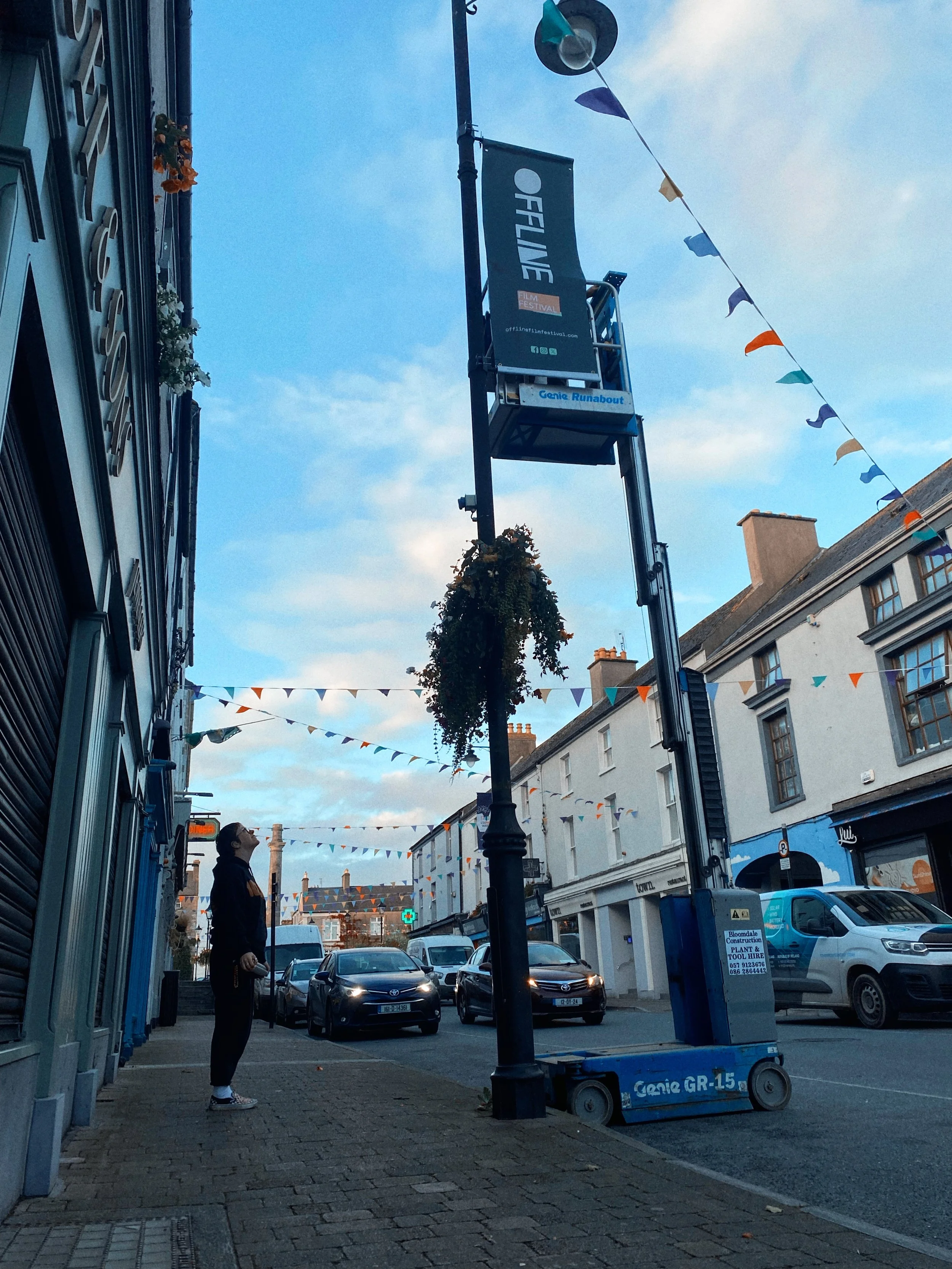 Seamus Bradley (Bloomdale Construction) erecting the OFFline flags