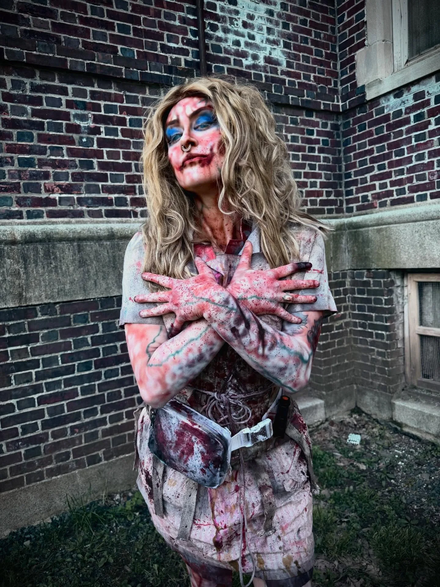 🪳🐛🐜YOU GOT BUGS IN DAT HAUR? 🪳🐜🐛
Being able to sling paint with some of the best artists in the country for @pennhurstasylum Friday Night Haunt Tour for @eastcoasthaunters? Amazing. 

Painting the iconic @funeral.flowerz? Icing on the cake 🤍🤍