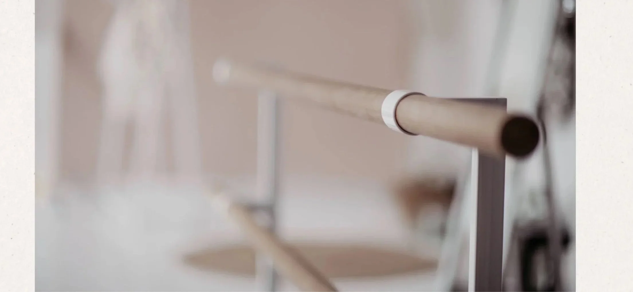 Sala do ćwiczeń Barre z drążkami w studiu na Wilanowie