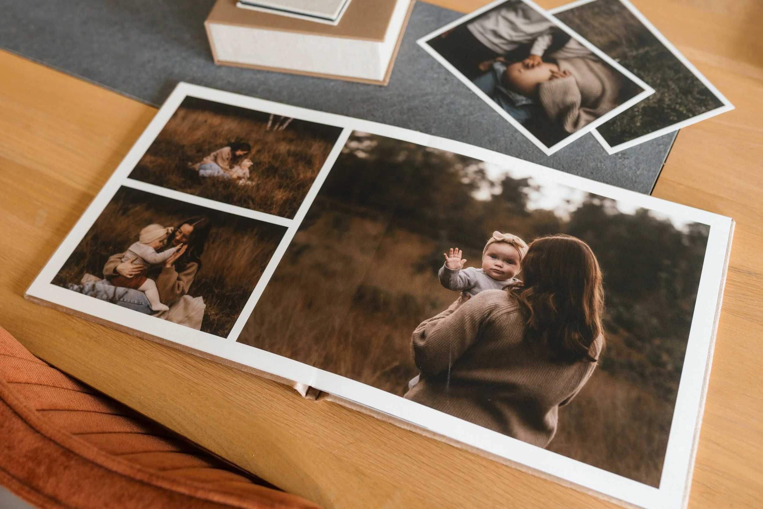 Fotobuch mit Bildern von einer Familie im Freien, inklusive einer Frau, einem Kind und einem Baby, bei Sonnenuntergang in der Natur.