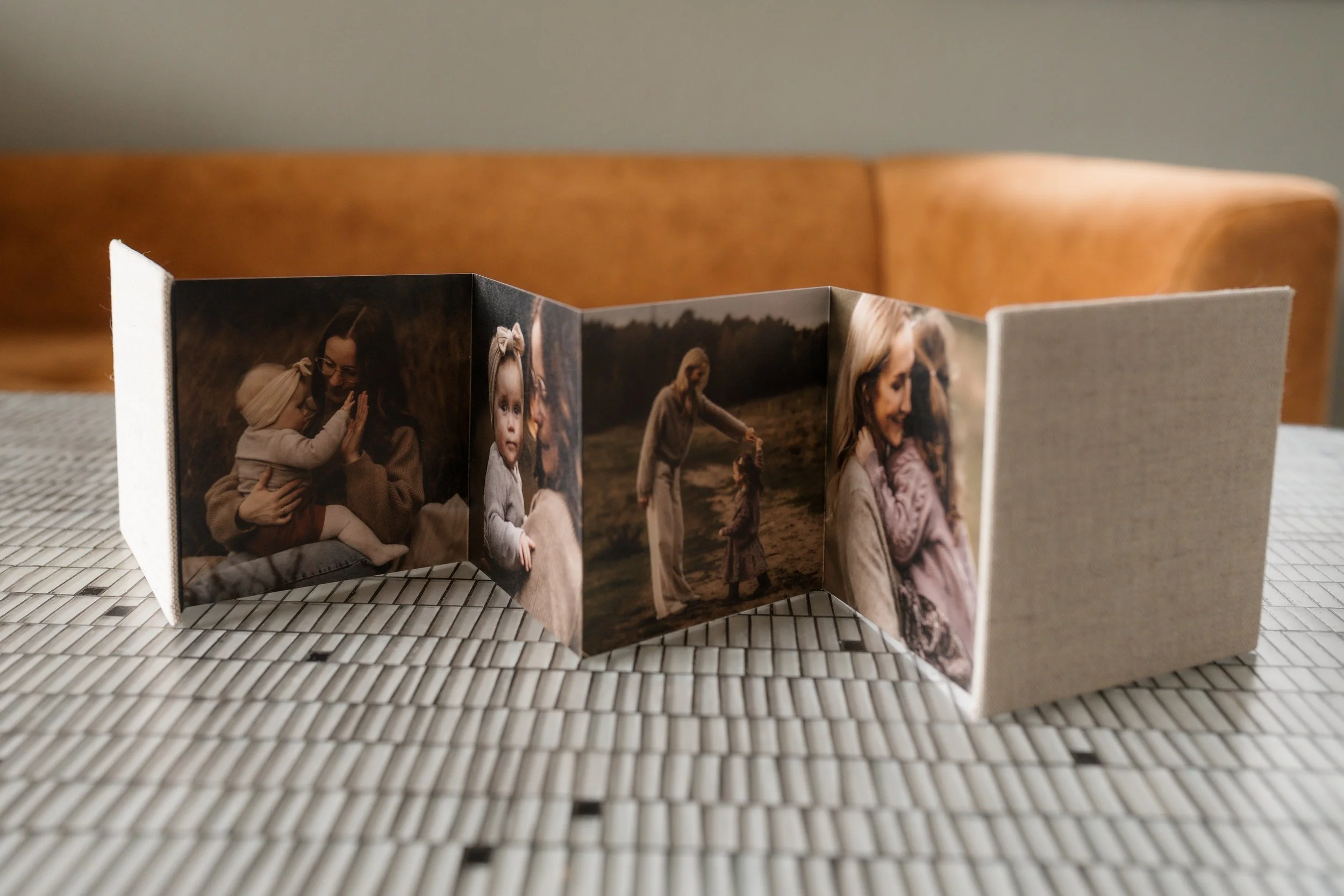 Fotobuch mit Familienbildern auf einem Tisch