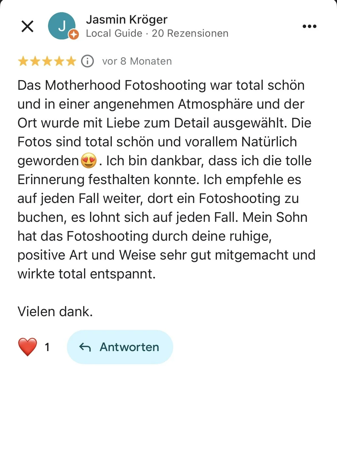 Facebook-Bewertung eines Mutter-Fotoshootings mit fünf Sternen, geschrieben auf Deutsch, mit Herz- und Smiley-Emojis.