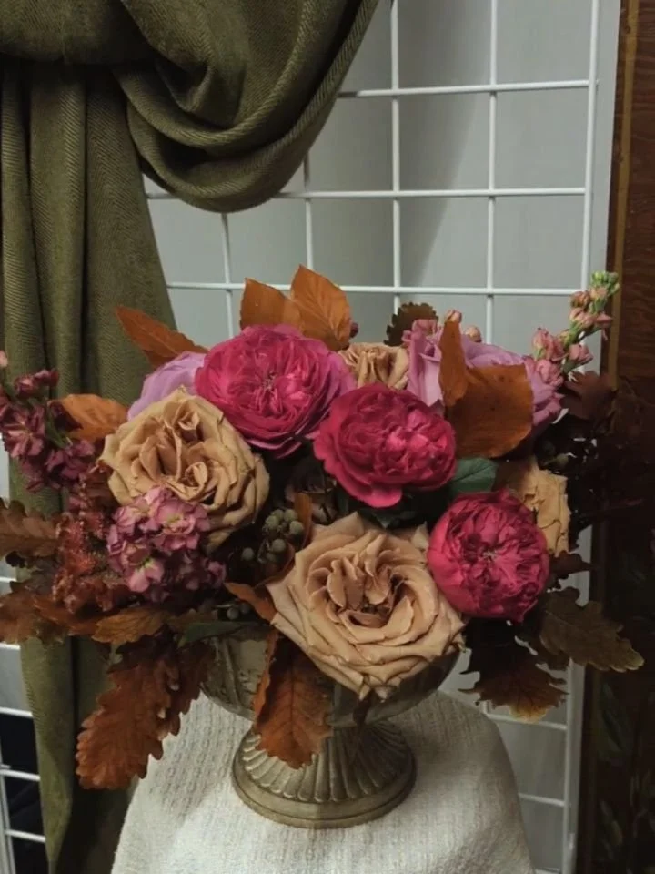 Every flower arrangement is a practice in gratitude. 
🙏
Gratitude that someone cared for and tended these flowers. 
Gratitude for the strength to stand at the design table. 
Gratitude for families that still gift flowers. 
Gratitude for those who un