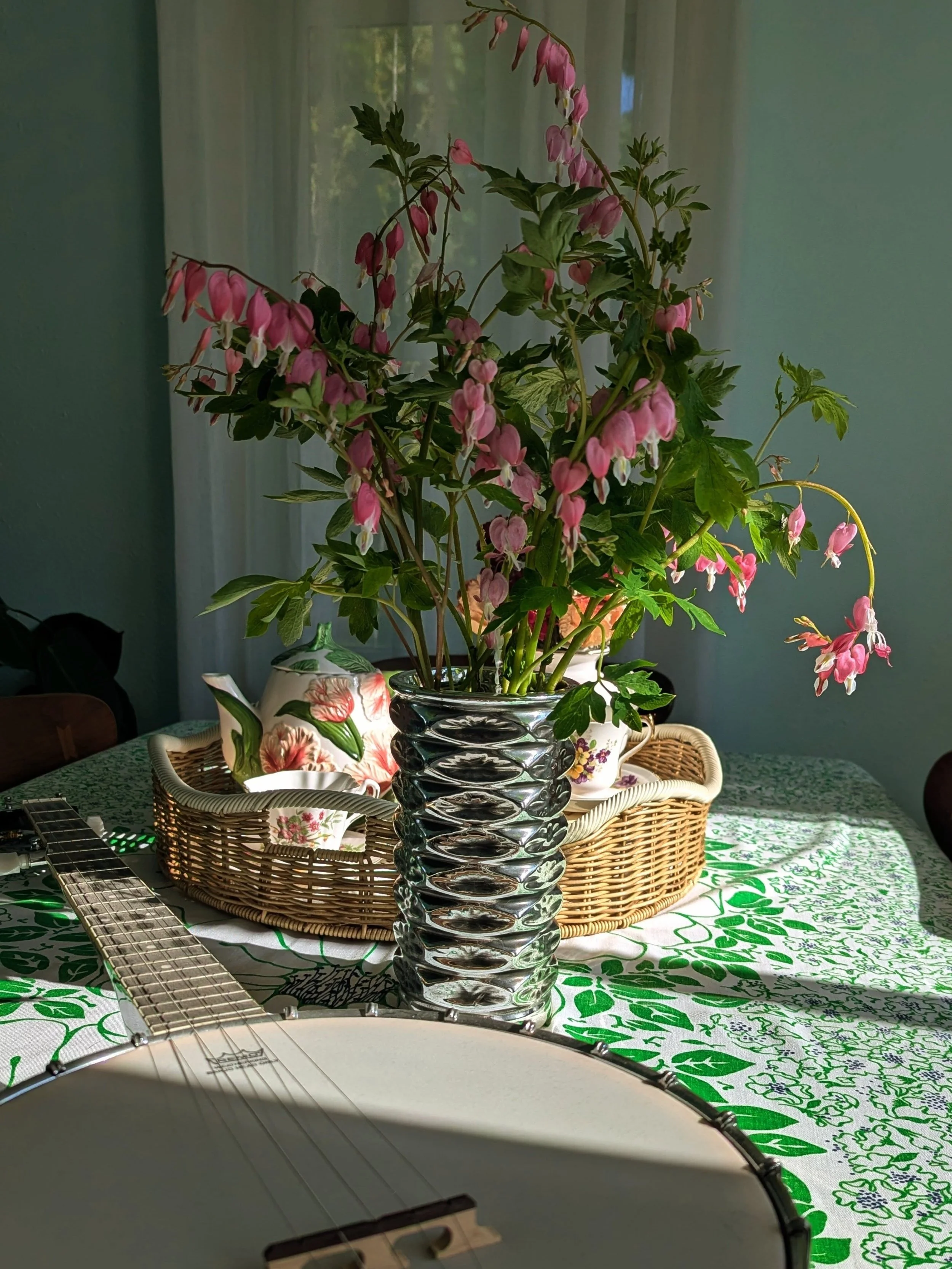 Banjos and bleeding hearts 💕
Tea on vintage tablecloths ❇️
Songs are just poems put to music 🪕

What inspires you these days? What are the ways that you express your inner creativity? Do you stick to one medium or does it depend on the day? 

I've 