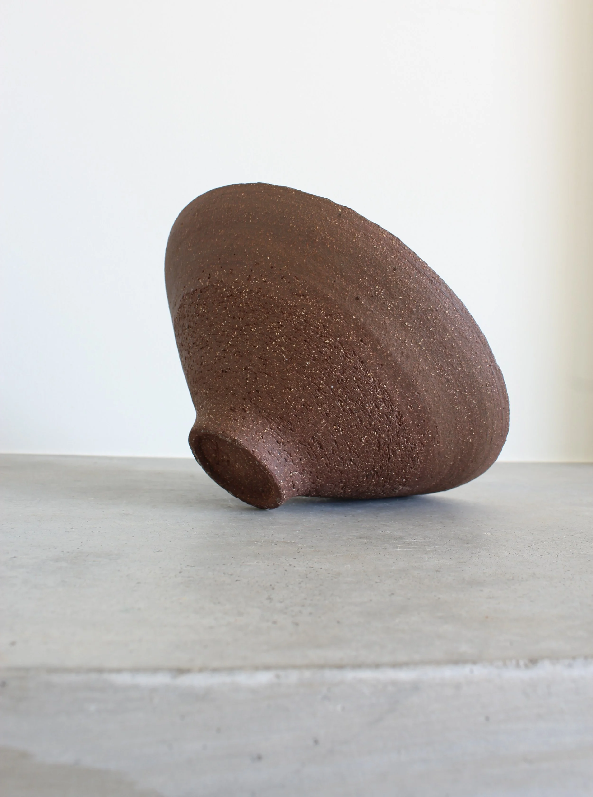 Centro Cónico Azul Cobalto deitado exibindo pormenor da pasta de grés chamotado, textura e frete - Stoneware Texture Detail - Feitiu