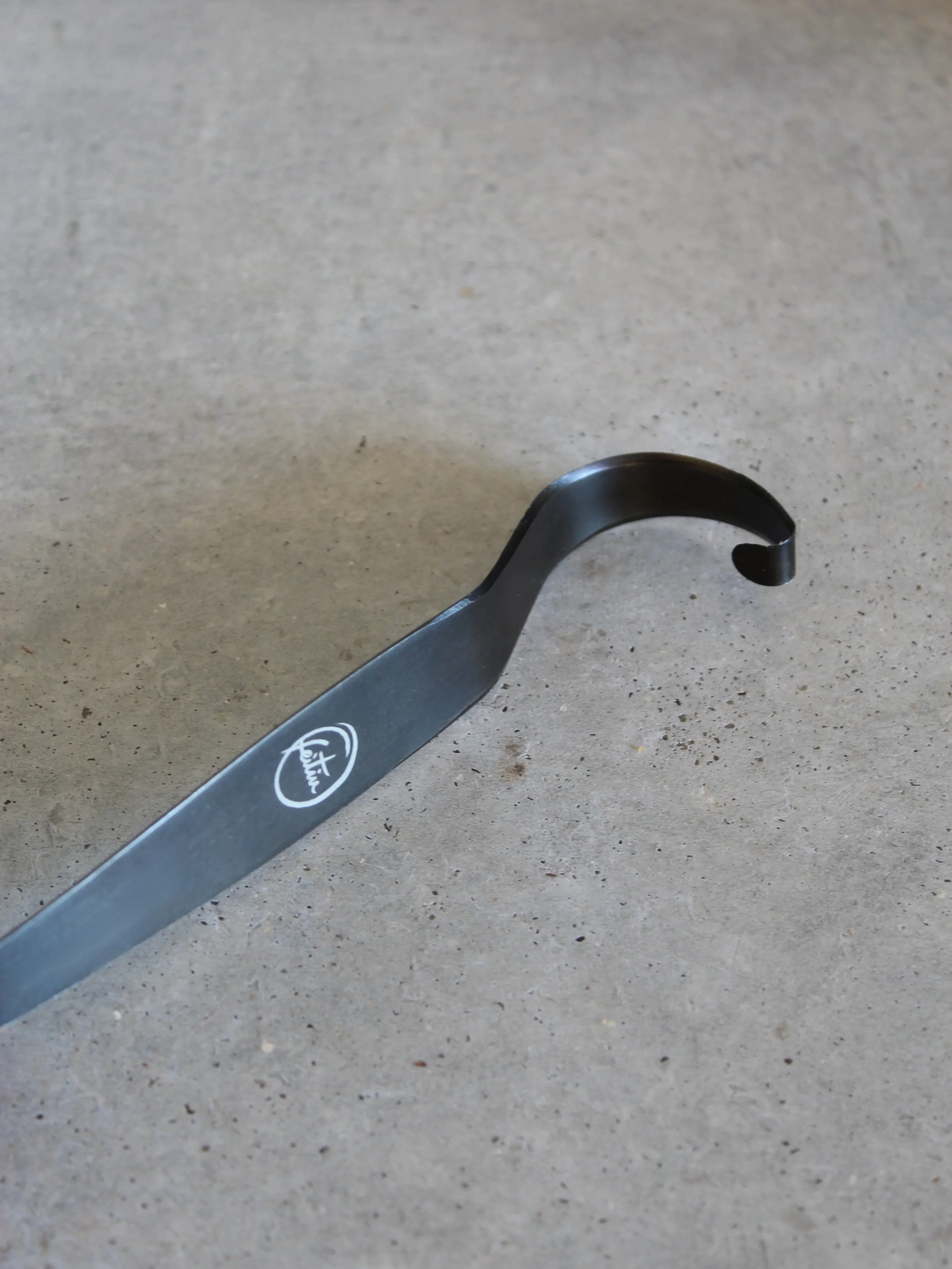 Vista de cima da Ferramenta AC-01 com enfoque na lâmina de corte em espiral para cerâmica - Spiral Blade Trimming Tool Detail - Feitiu