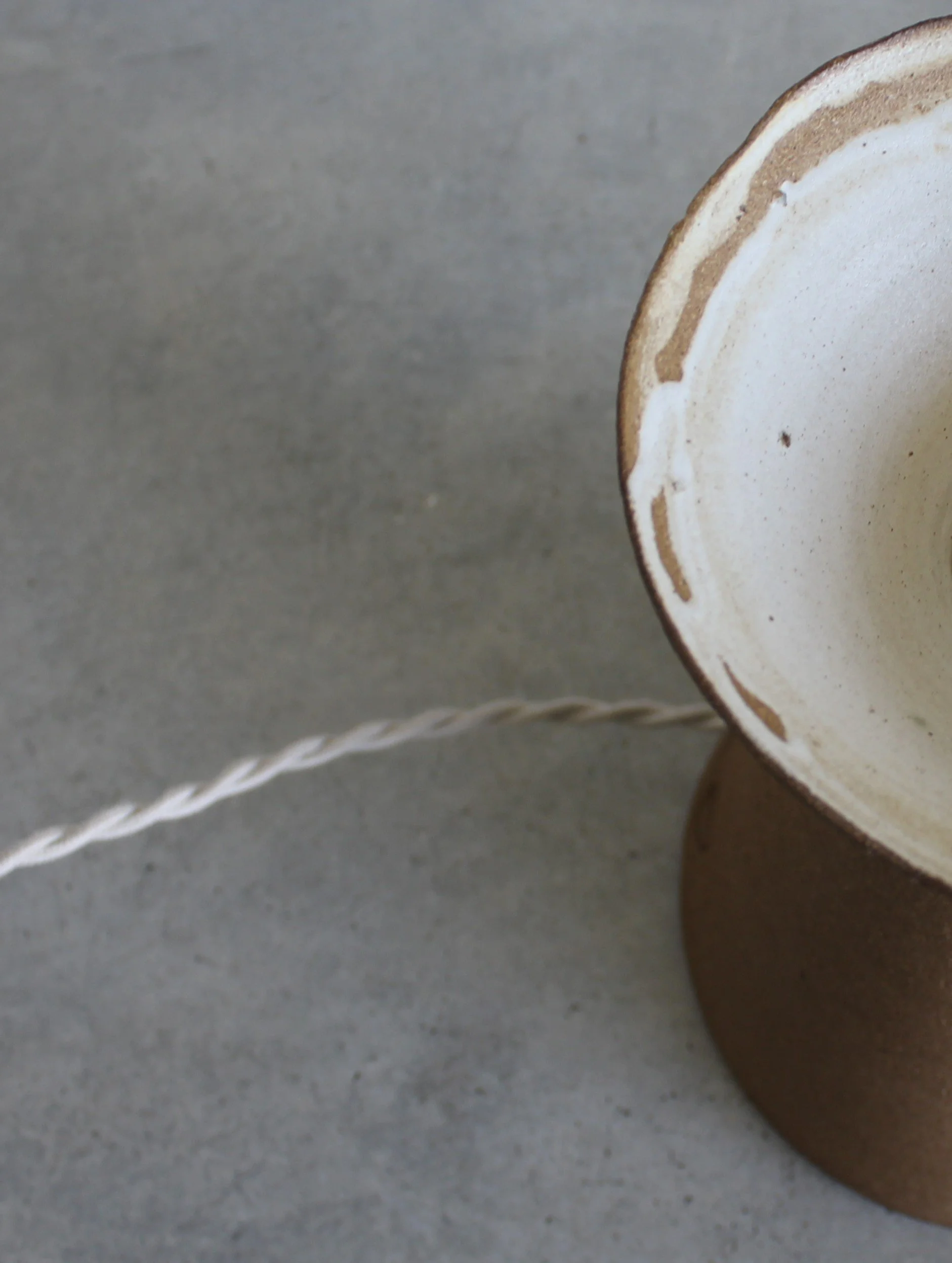 Pormenor macro do cone de luz vidrado a branco mate do candeeiro LHUÇ 01 - Ceramic Lighting Detail - Feitiu Handmade Portugal