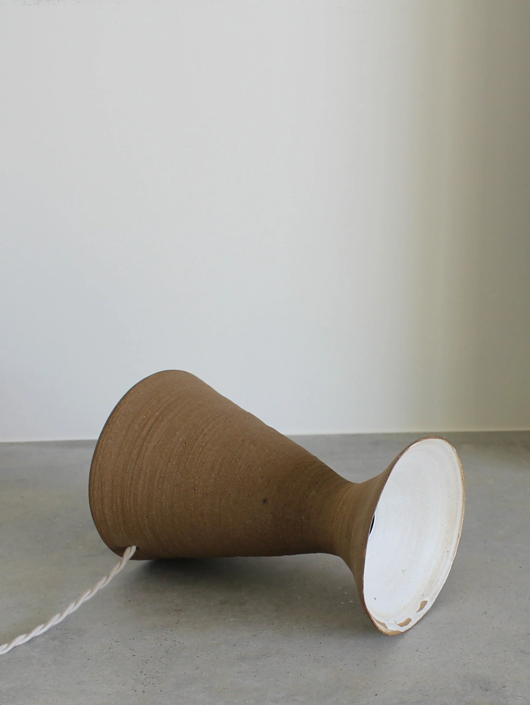 Candeeiro LHUÇ 01 deitado, evidenciando o vidrado branco mate e o corpo em grés castanha - Contemporary Ceramic Design - Feitiu