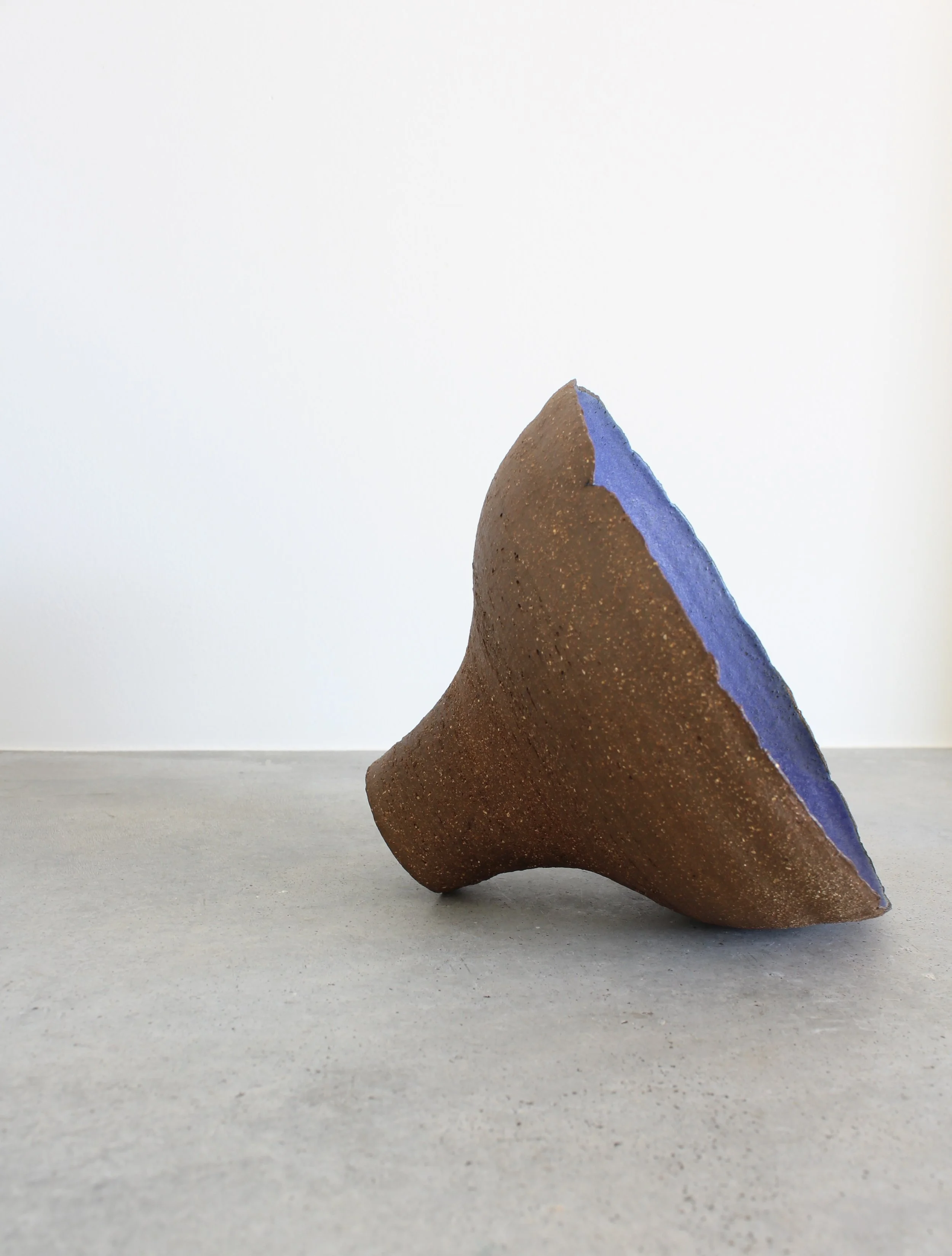 Centro de Pé Alto Azul Cobalto deitado para exibir o detalhe do pé elevado, textura rugosa do grés e o bordo orgânico - Unique Footed Pottery - Feitiu