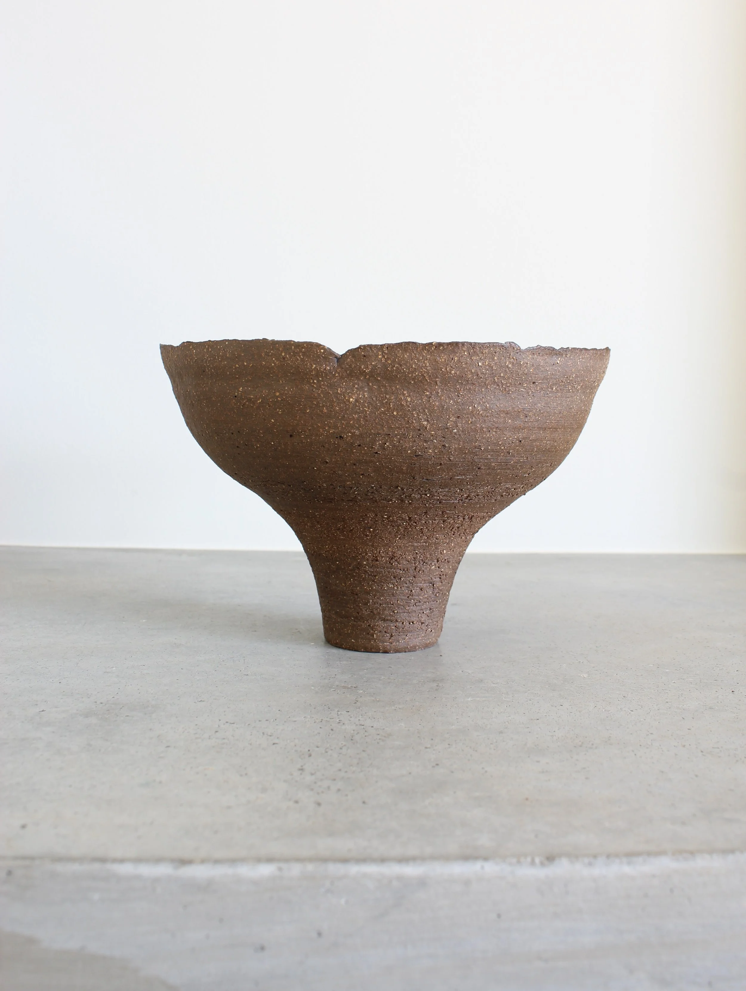 Vista de perfil do Centro de Pé Alto Azul Cobalto evidenciando a textura rugosa do grés e a forma curvilínea - Sculptural Stoneware Silhouette - Feitiu