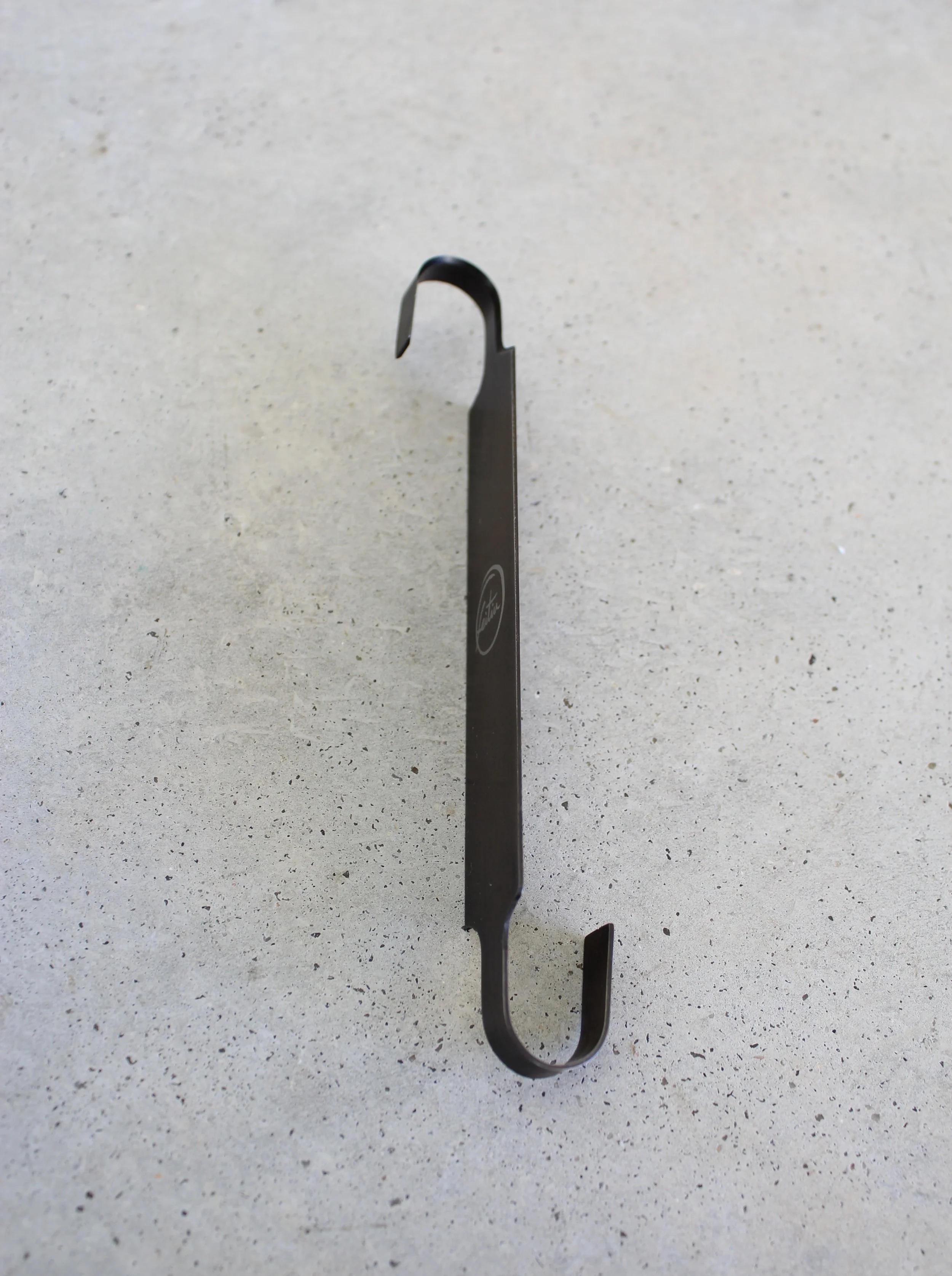 Vista lateral da Ferramenta AC-02 evidenciando a curvatura da lâmina e a espessura de 0,8 mm - Handmade Trimming Tool - Feitiu