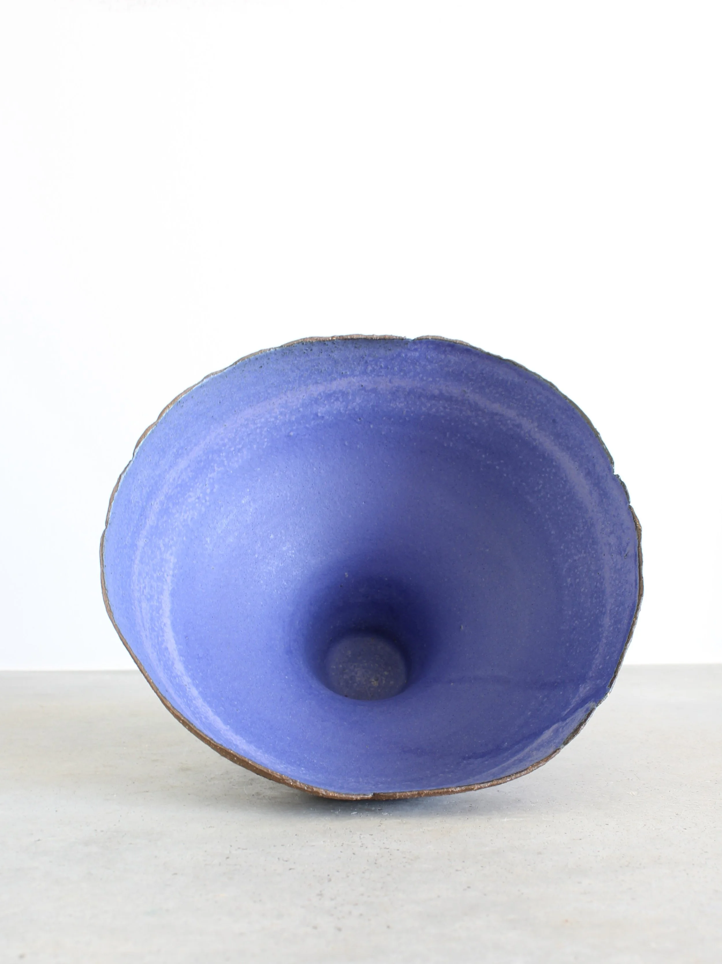 Vista interior do Centro de Pé Alto Azul Cobalto realçando o vidrado mate e o bordo de recorte irregular - Cobalt Blue Glaze - Feitiu Handmade Portugal