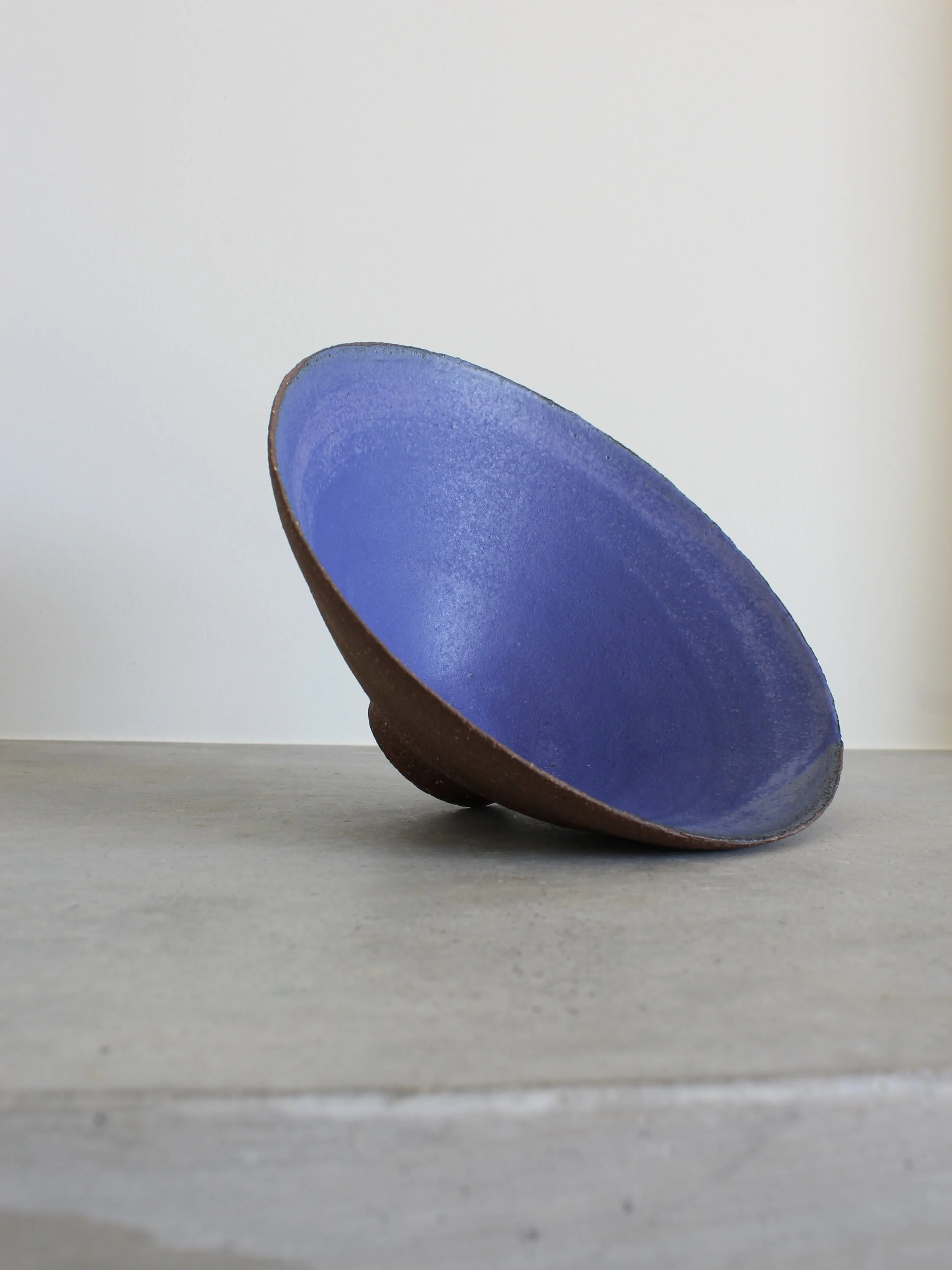 Vista interior do Centro Cónico Azul Cobalto deitado com destaque para o vidrado mate  e a espessura da peça- Cobalt Blue Ceramic Interior - Feitiu Handmade Portugal