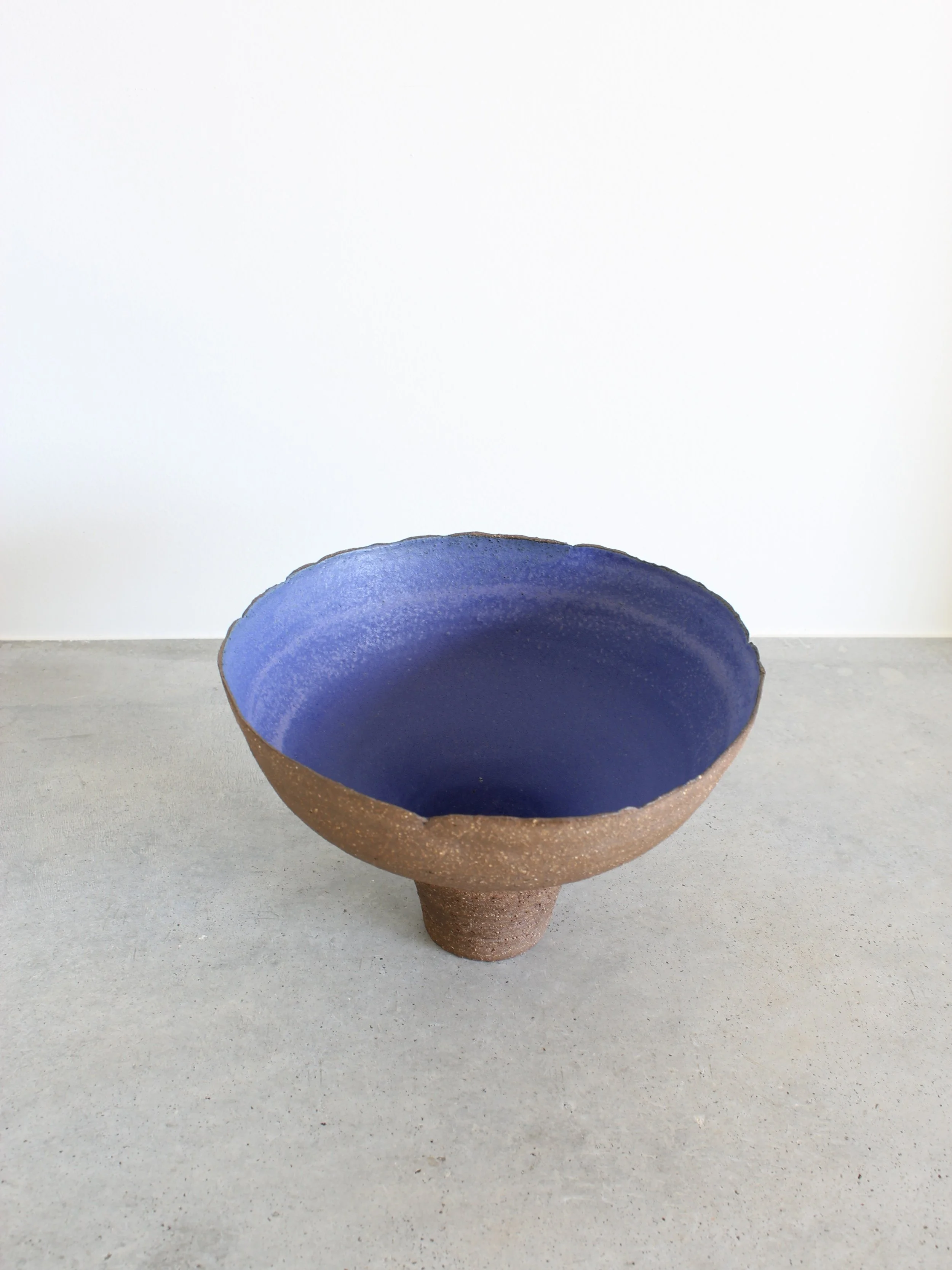 Vista de cima do Centro de Pé Alto Azul Cobalto mostrando a espessura da pasta, o vidrado mate e a forma orgânica - Top View Ceramic CenterPiece - Feitiu