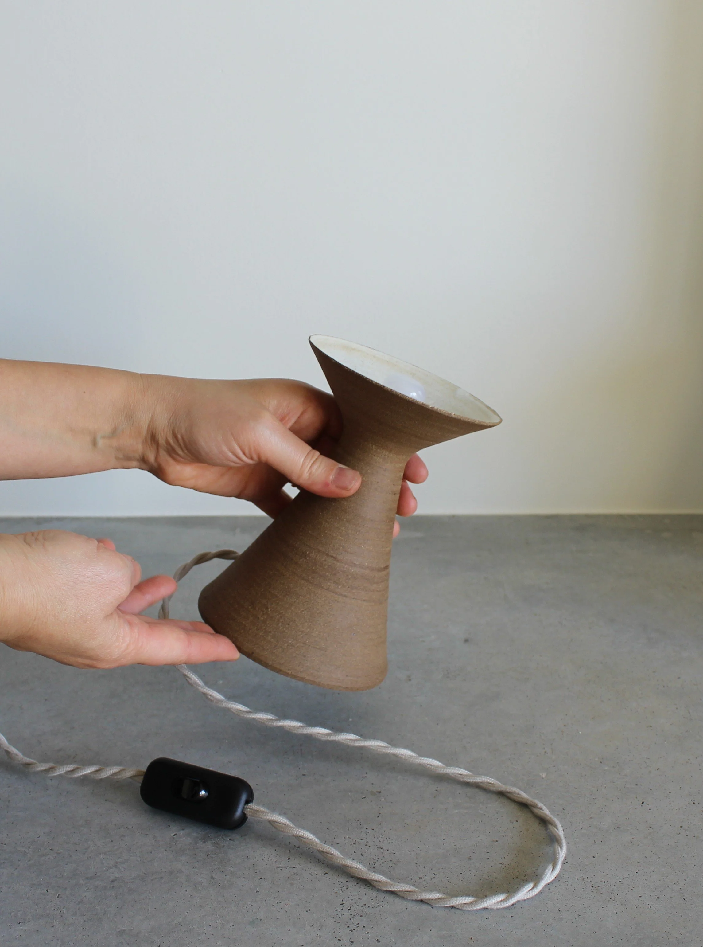 Mão a segurar o candeeiro LHUÇ 01 pequeno para mostrar escala - Small Handmade Ceramic Lamp - Feitiu Portugal