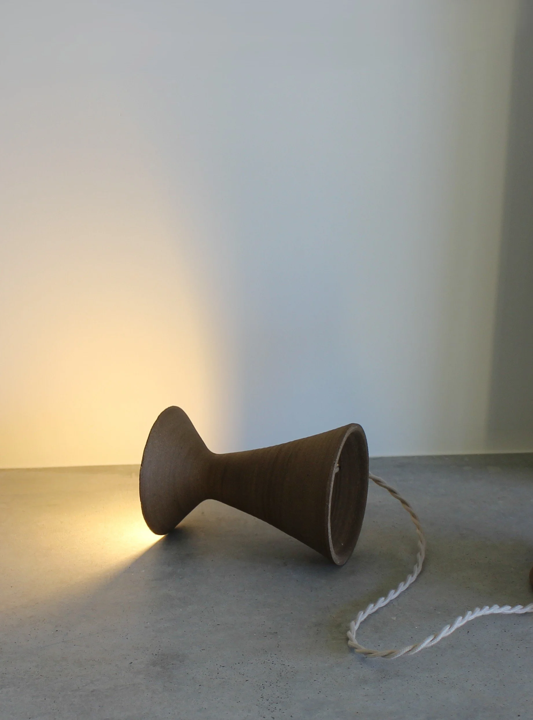 Candeeiro de mesa LHUÇ 01 deitado em posição horizontal - Handmade Lighting Portugal - Feitiu