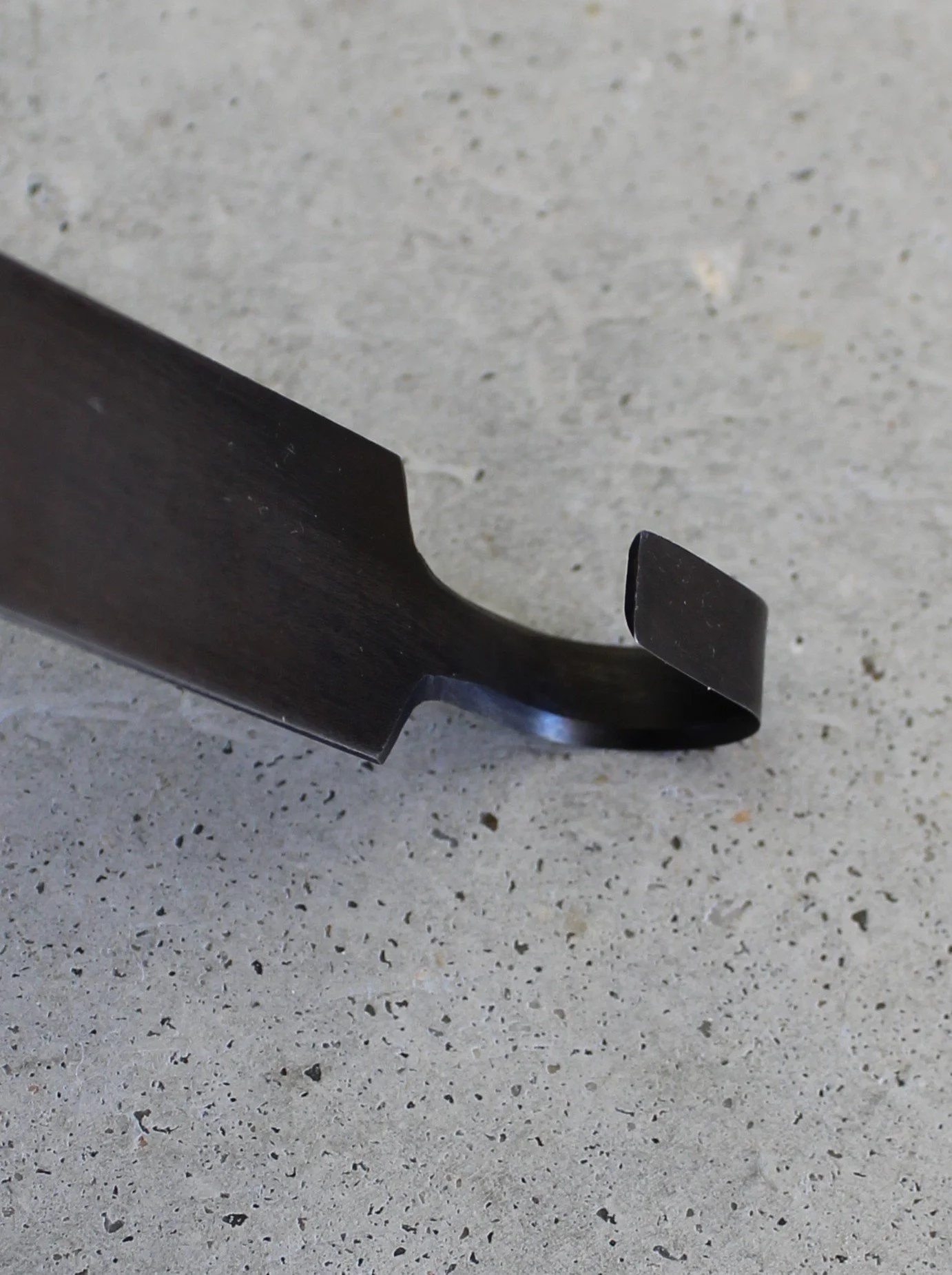 Vista de cima da Ferramenta AC-02 com enfoque na lâmina curva afiada para acabamento cerâmica - Curved Trimming Blade - Feitiu