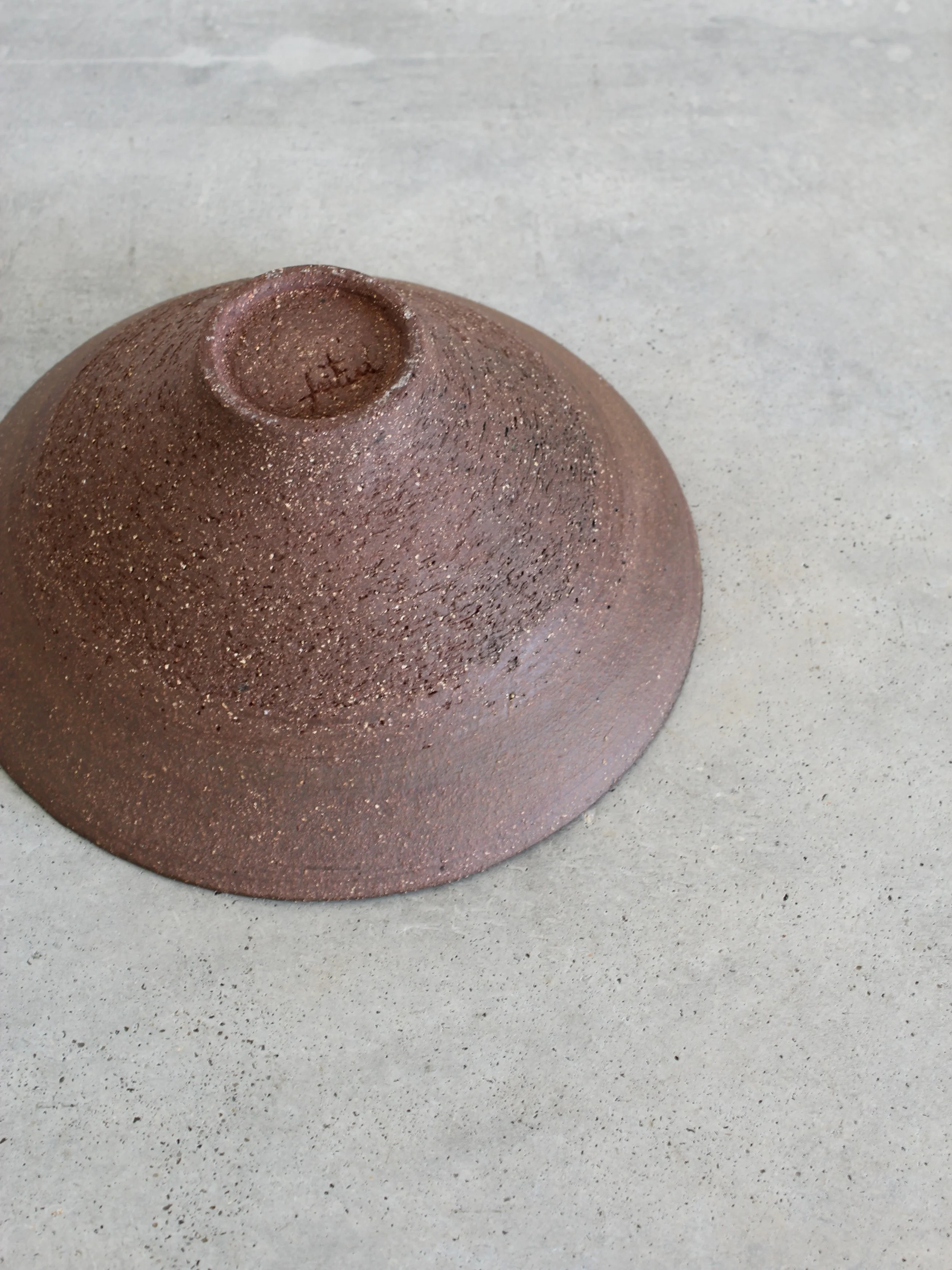 Vista de cima do Centro Cónico Azul Cobalto realçando o frete, a cor da pasta cerâmica e a textura do grés - Studio Pottery - Feitiu