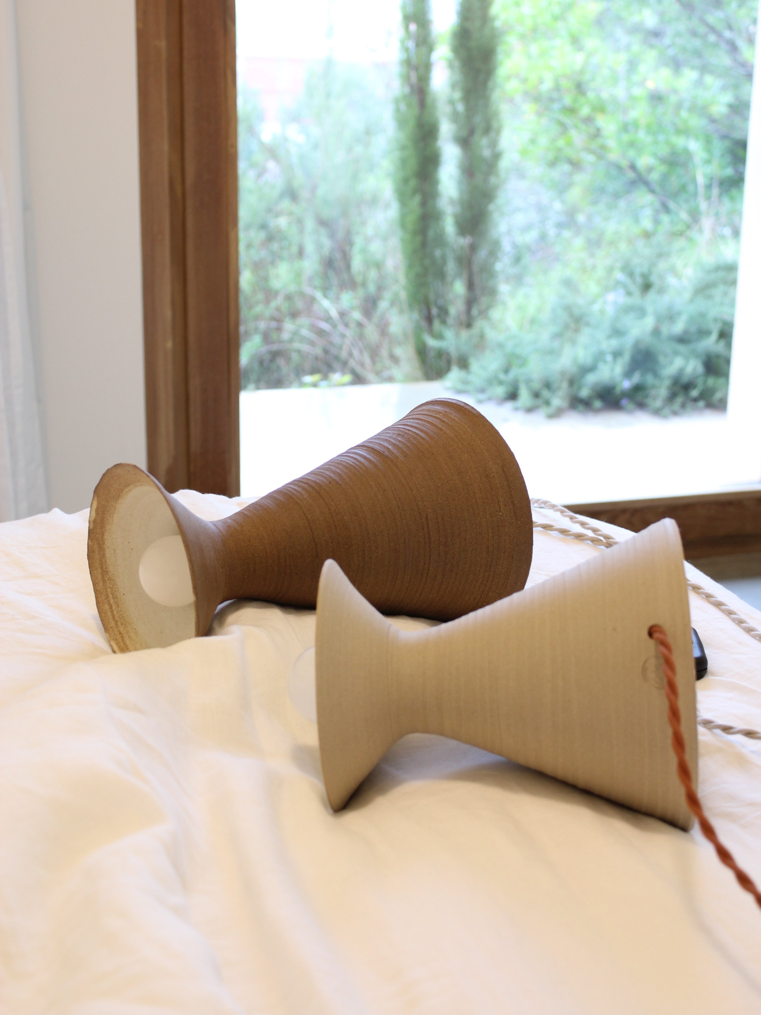 Candeeiros castanho cinza juntos.JPG