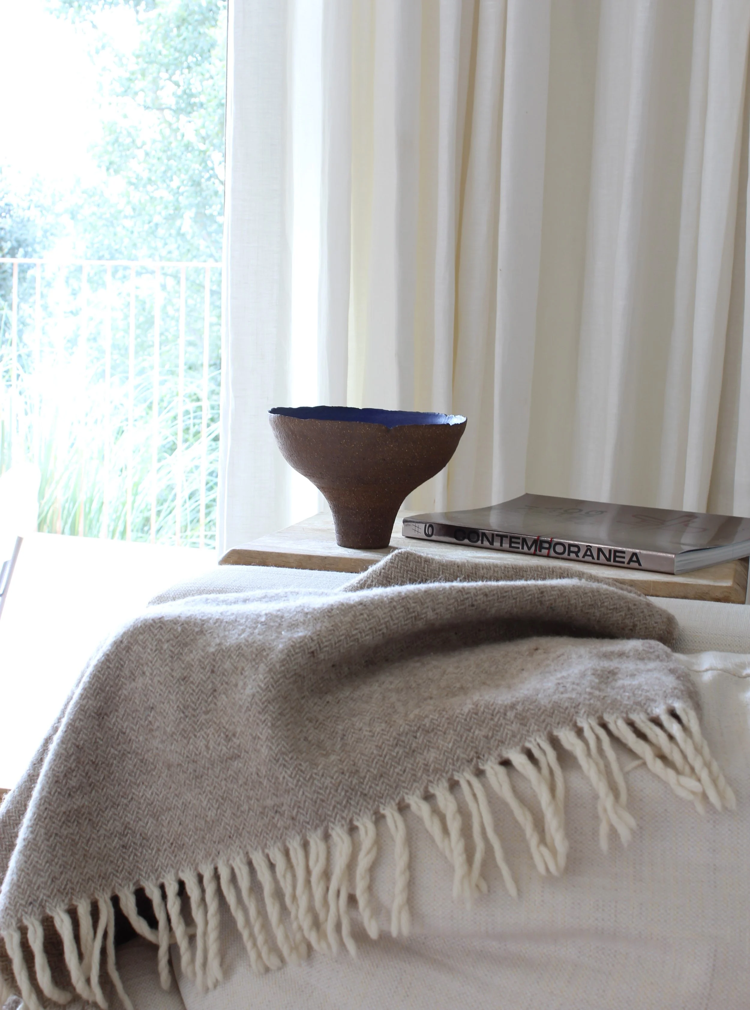 Centro de Pé Alto Azul Cobalto em grés sobre mesa de madeira, destacando a silhueta escultórica e o bordo irregular - Artisan Table Centerpiece - Feitiu