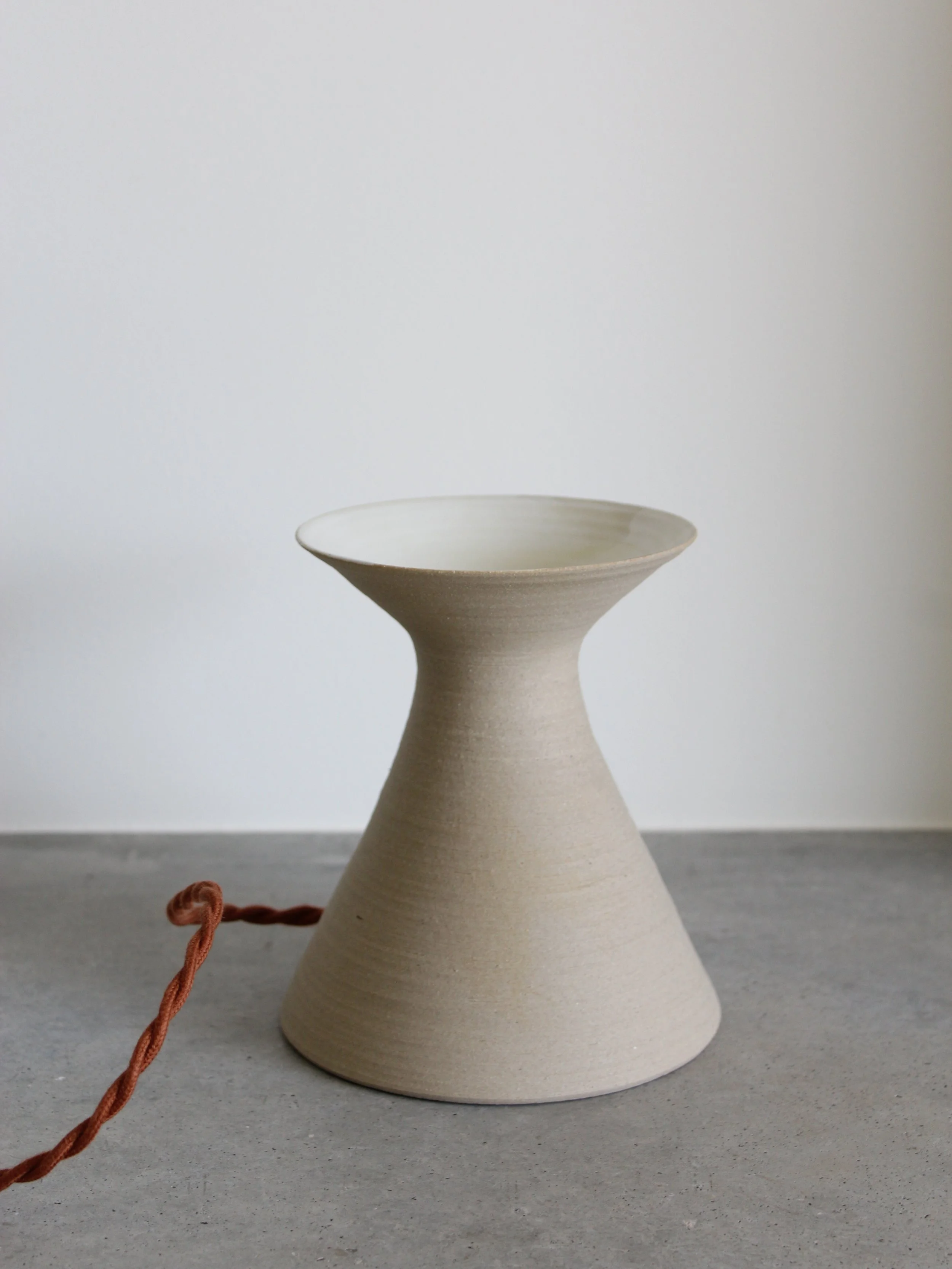 Candeeiro de mesa LHUÇ 01 médio em grés cinzento com cabo cor de tijolo e cone de luz branco - Medium Grey Ceramic Lamp - Feitiu Handmade Portugal