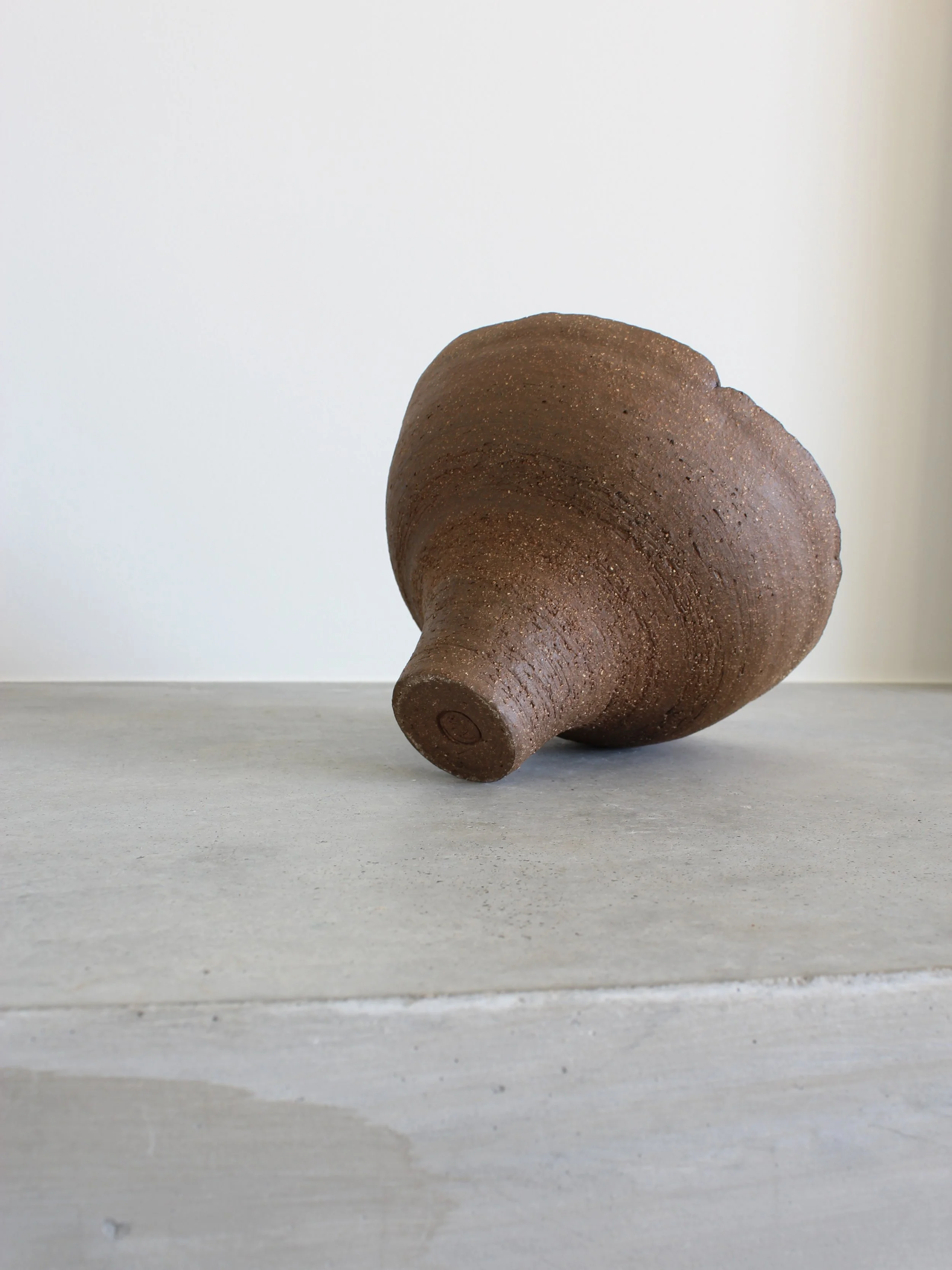 Detalhe do Centro de Pé Alto Azul Cobalto deitado com enfoque no pé elevado e na forma curvilínea em grés chamotado - Sculptural Pottery Foot - Feitiu