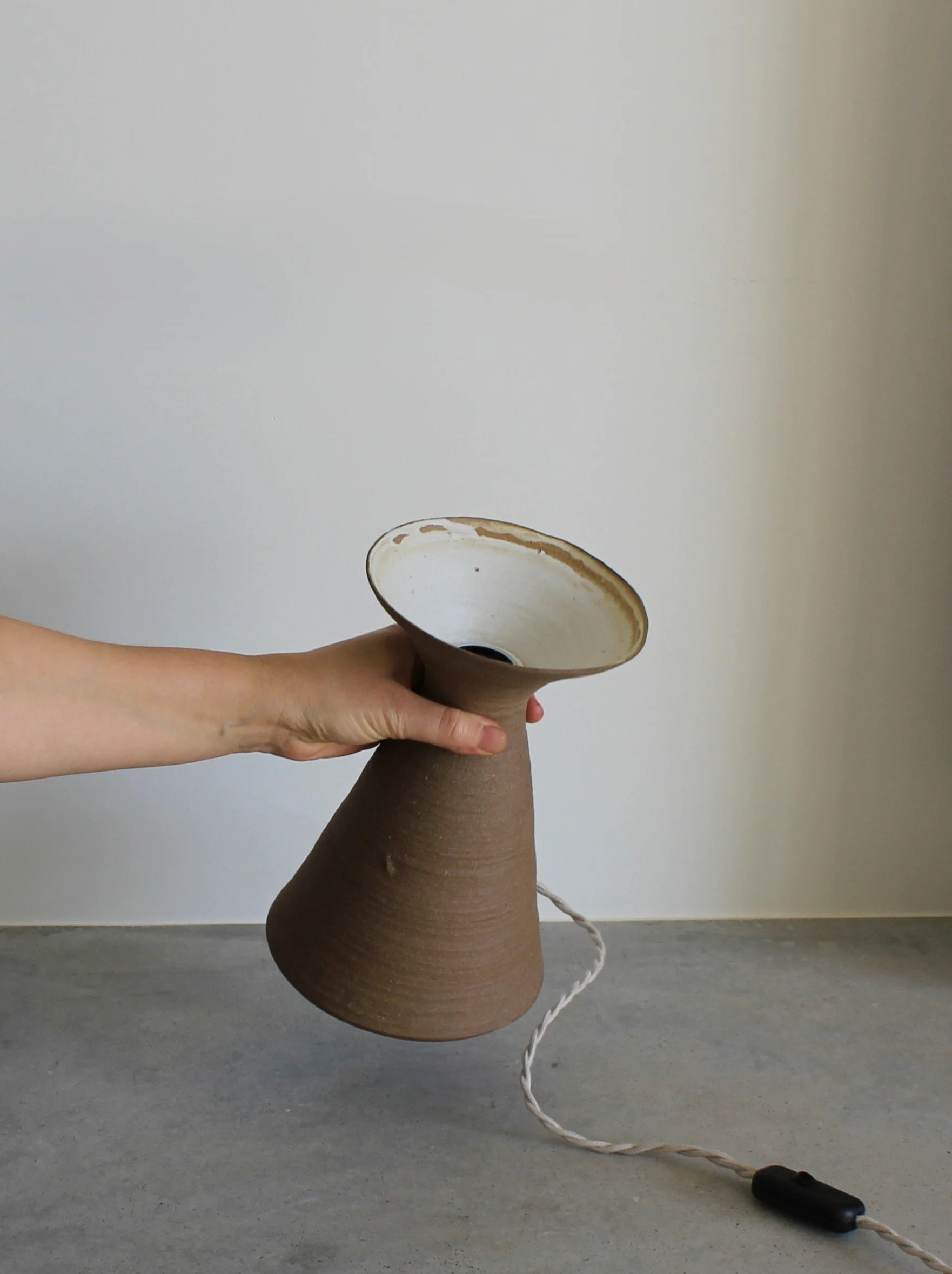 Mão a segurar o candeeiro LHUÇ 01 para mostrar escala, cor, textura manual e vidrado - Feitiu Handmade Portugal