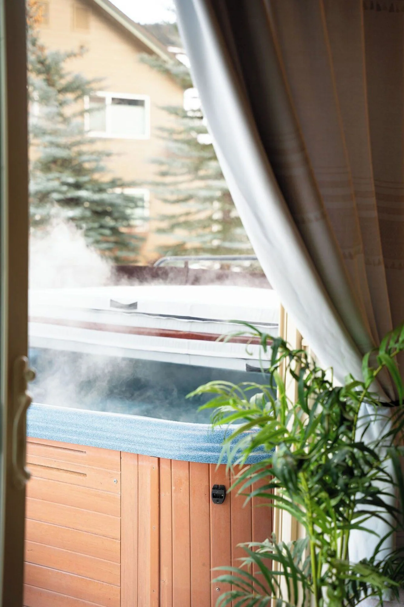 05_Big_Sky_Chalet_Hot_Tub.jpg