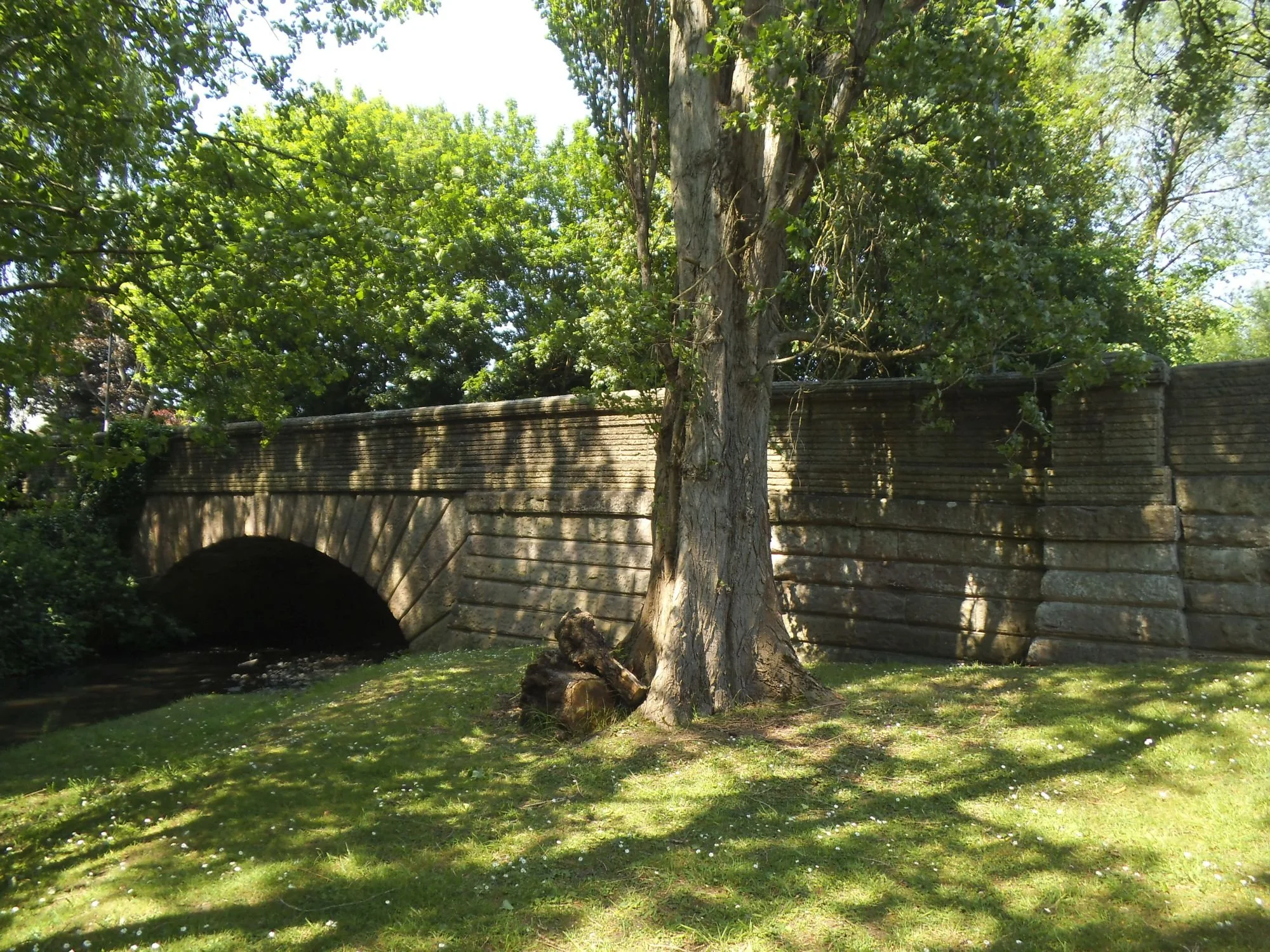 Collingham Bridge by Stephen Craven, CC BY-SA 2.0 <https://creativecommons.org/licenses/by-sa/2.0>, via Wikimedia Commons