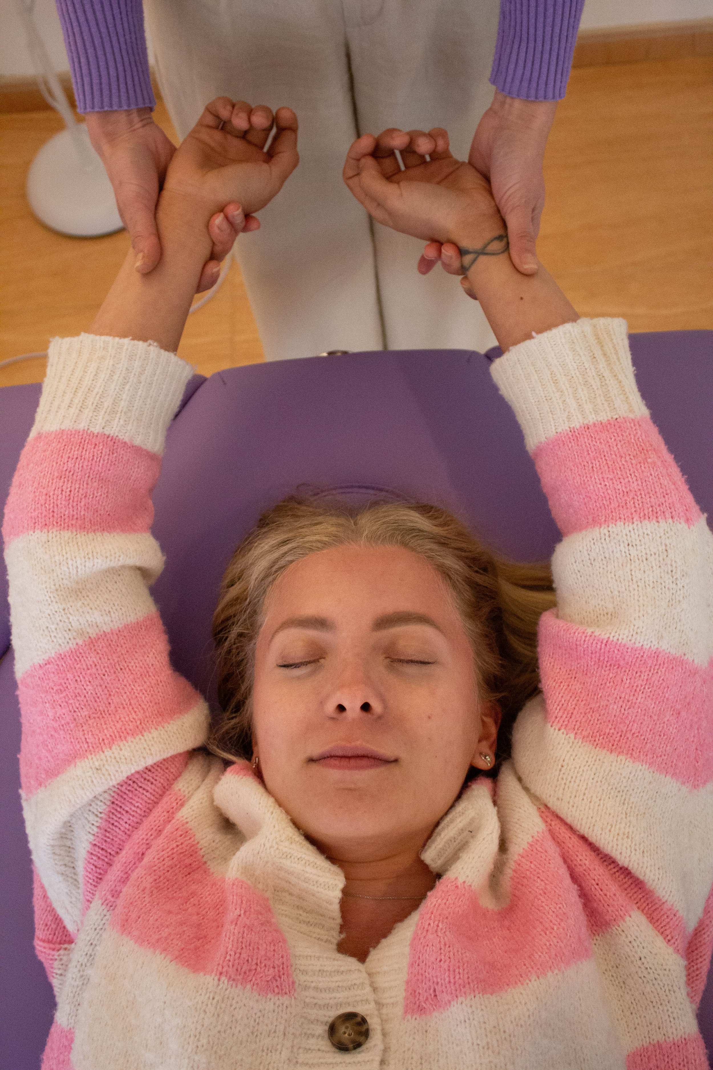 Kinesiología holística. Terapia integrativa que trata al individuo como un todo usando el test muscular como herramienta para detectar desequilibrios energéticos, físicos, químicos y emocionales, identificando la causa raíz y el problema.