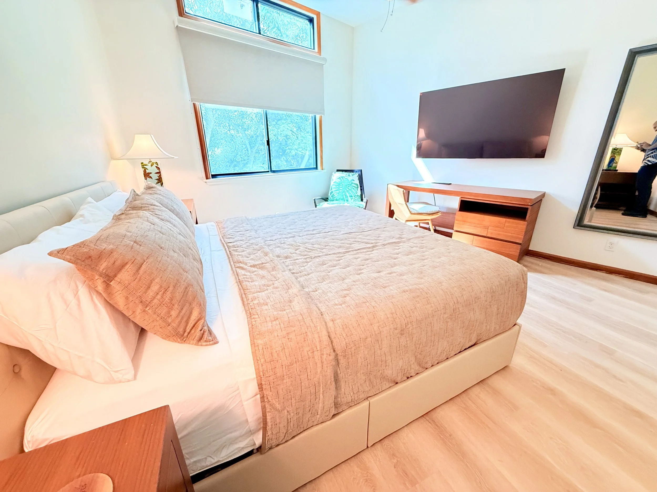 Luana M400 2 bedroom suite large bedroom King bed tv desk mini bar air conditioning private bathroom