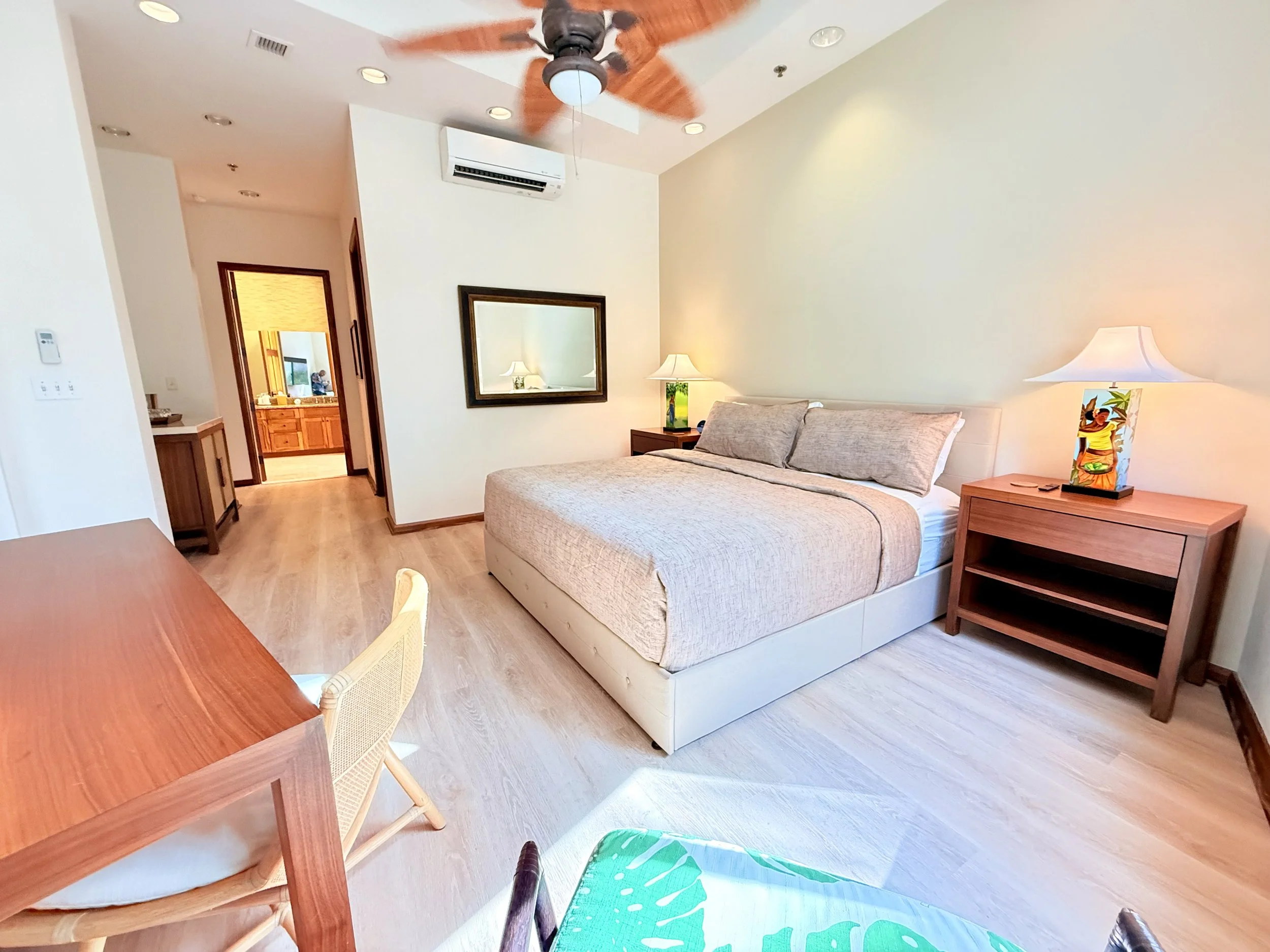 Luana M400 2 bedroom suite large bedroom King bed tv desk mini bar air conditioning private bathroom