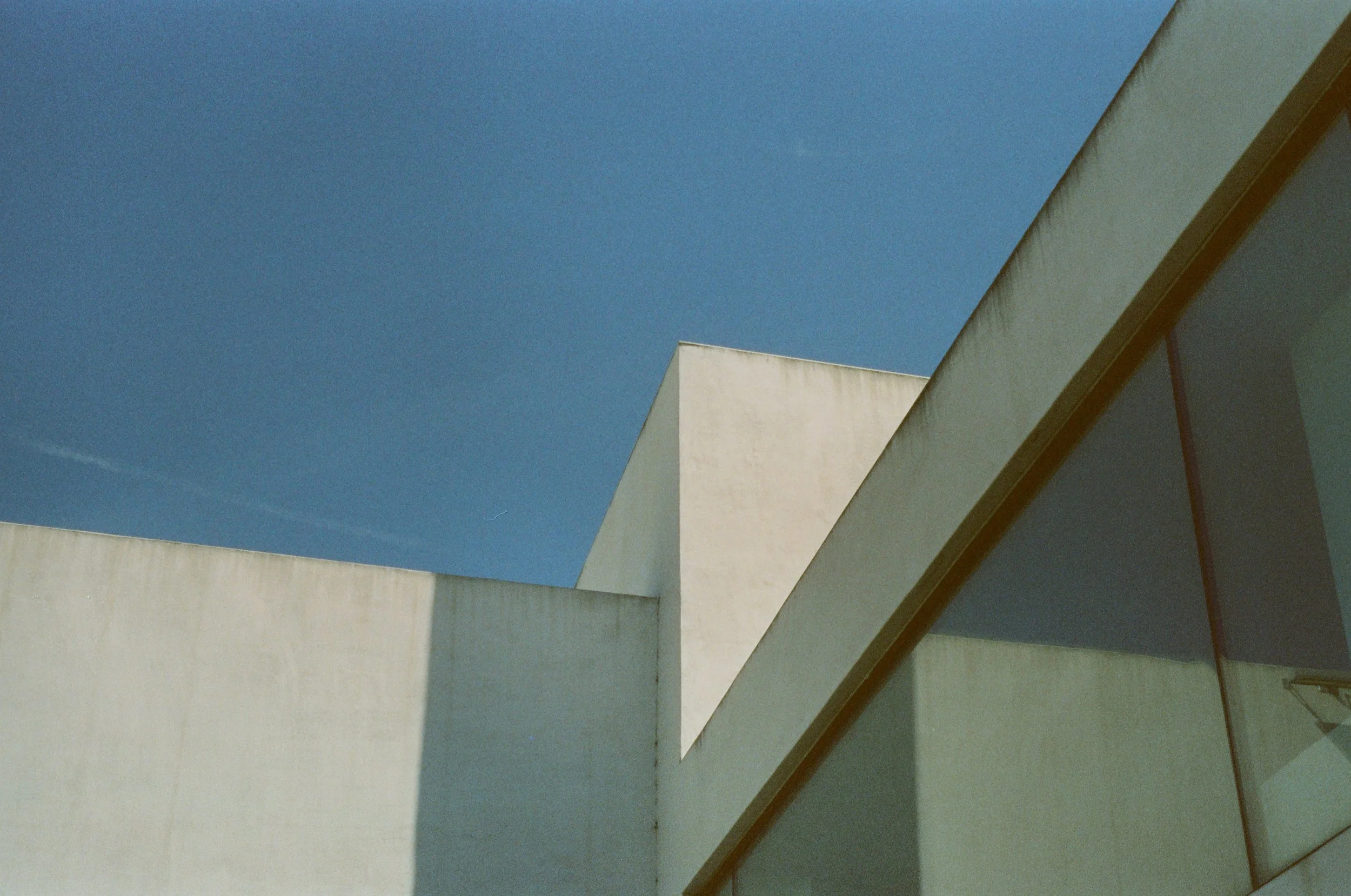 Cinestill 800T
Leica M6
APO-Summicron-M 50 f/2 ASPH