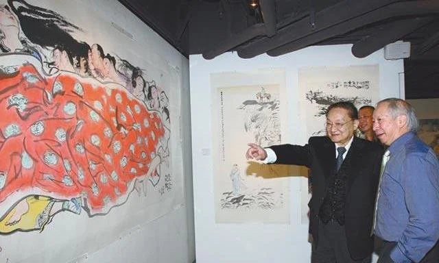 Jin Yong at Tung Pui-Sun's Exhibition
Jin Yong (Louis Cha) visiting Tung Pui-Sun's exhibition of paintings based on his wuxia novels. The author is seen examining the visual interpretations of his literary characters and narratives, marking a signifi