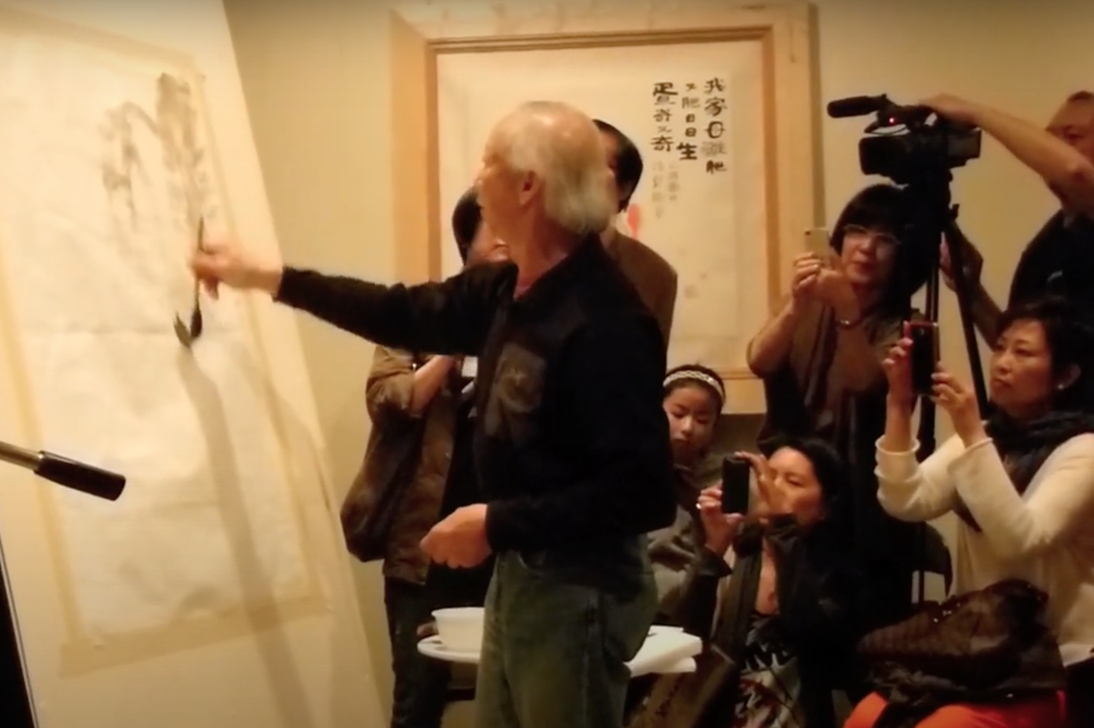 Live painting at Tung Pui Sun's art exhibition
董培新藝術展覽現場揮毫示範。