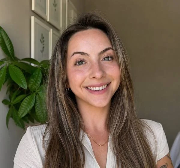Amanda, a sitter on tend