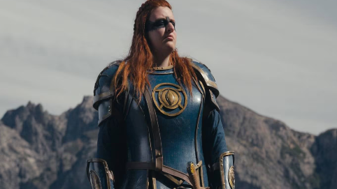 Mujer con armadura de fantasía en un paisaje montañoso.