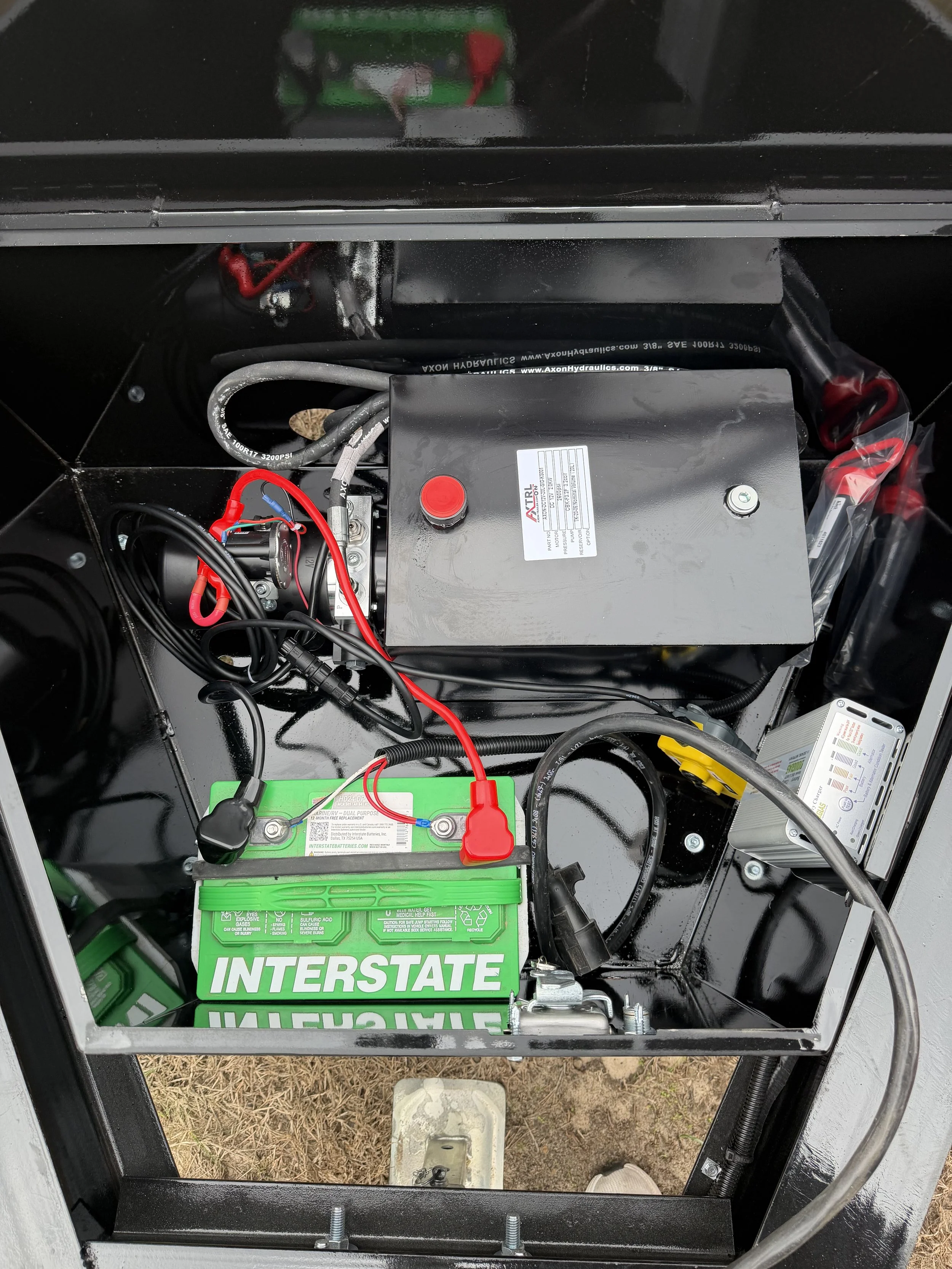 Electric dump trailer system with battery and hydraulic pump