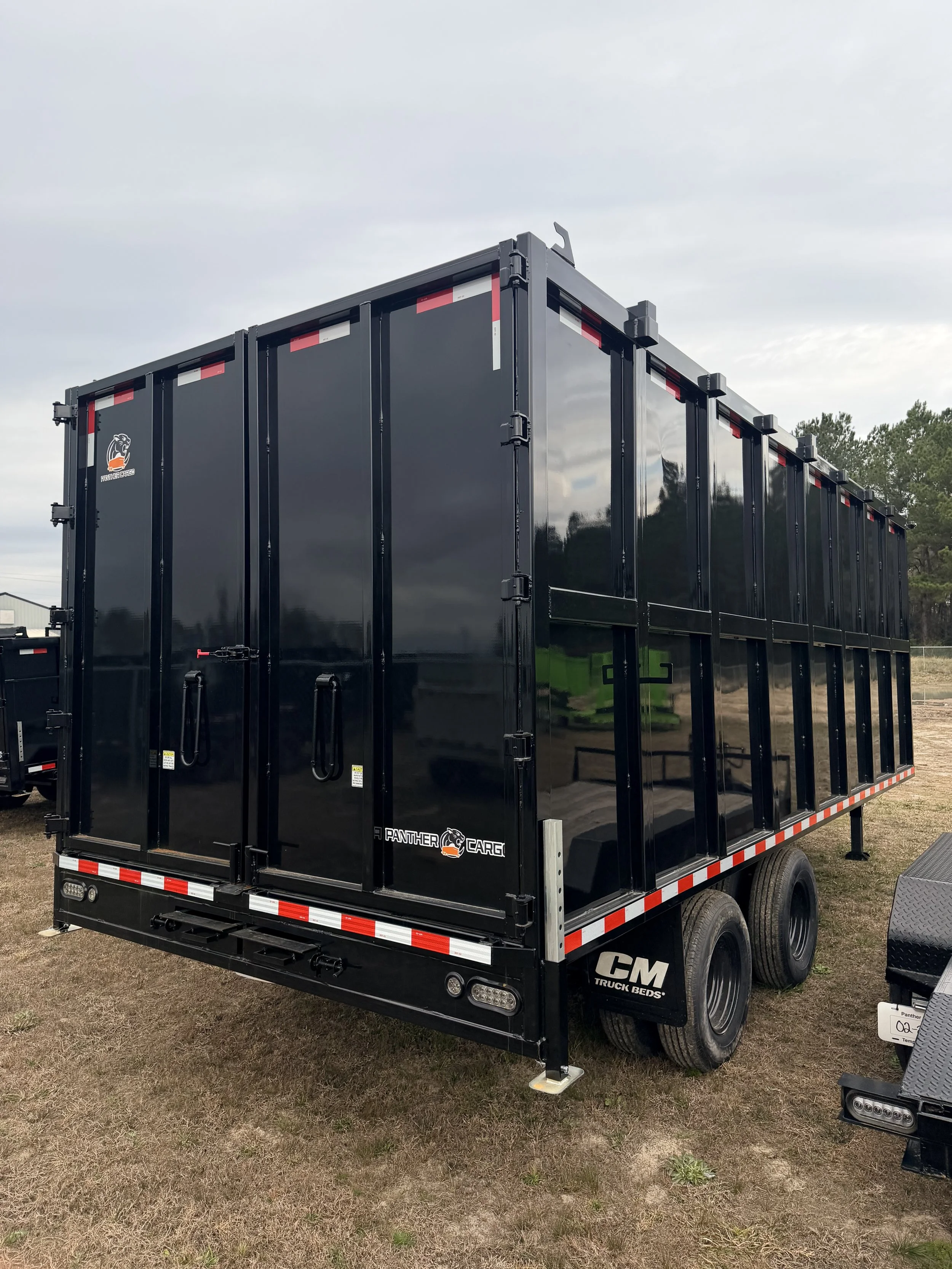 Heavy-duty dump trailer rear barn doors