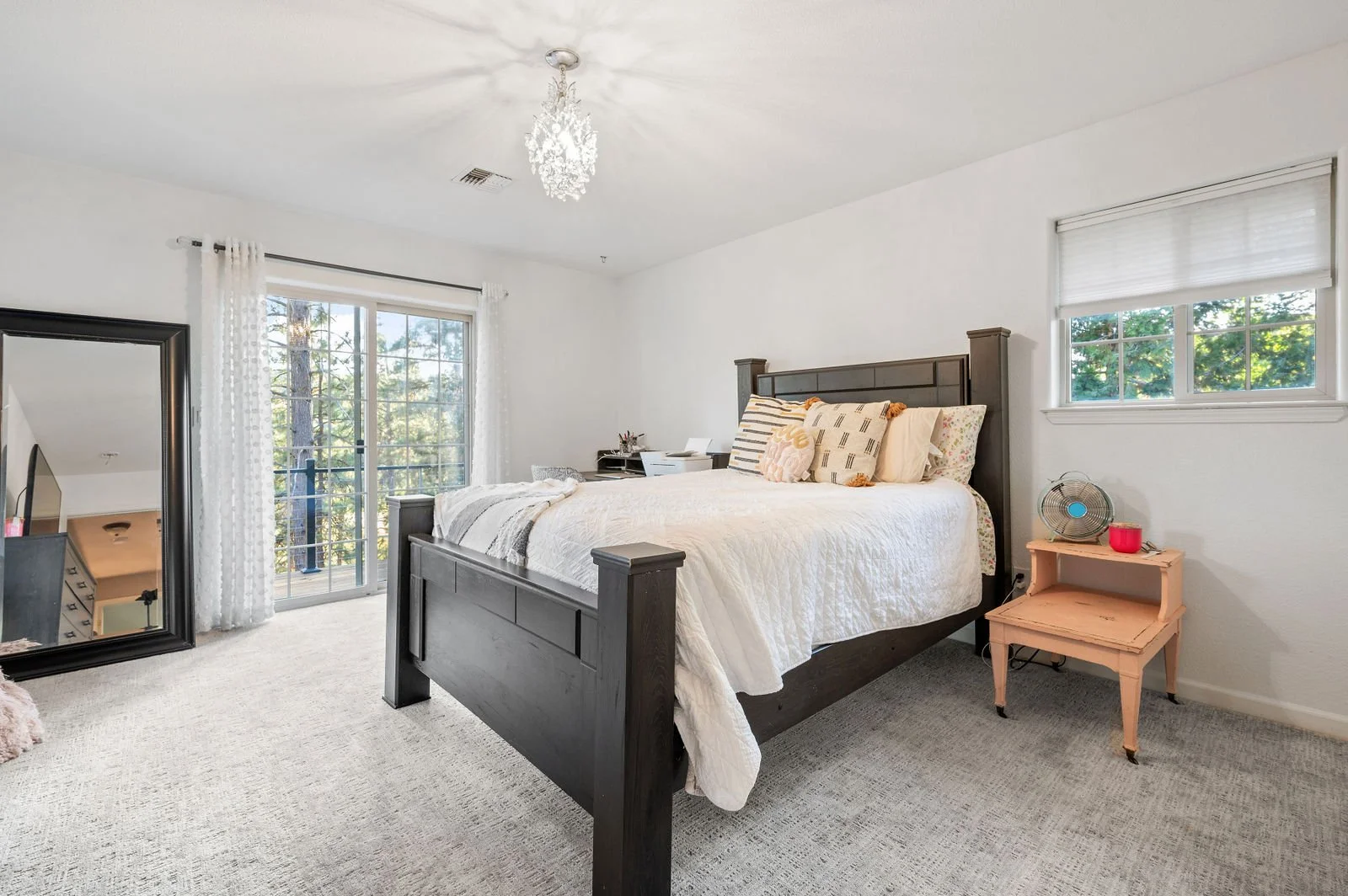 Professional real estate photography-Guest bedroom. 