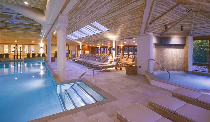 A pool and hot tub in the wooden structure of Topnotch Resort and Spa.
