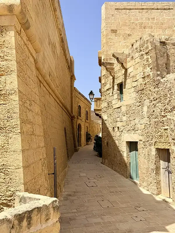Malta Travel Guide_Image5_CittadellaAlleyway_AnaliseSaavedra.webp
