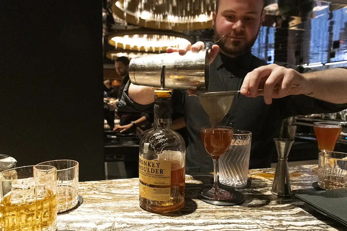Mixology course at the Reine Elizabeth's Nacarat Bar